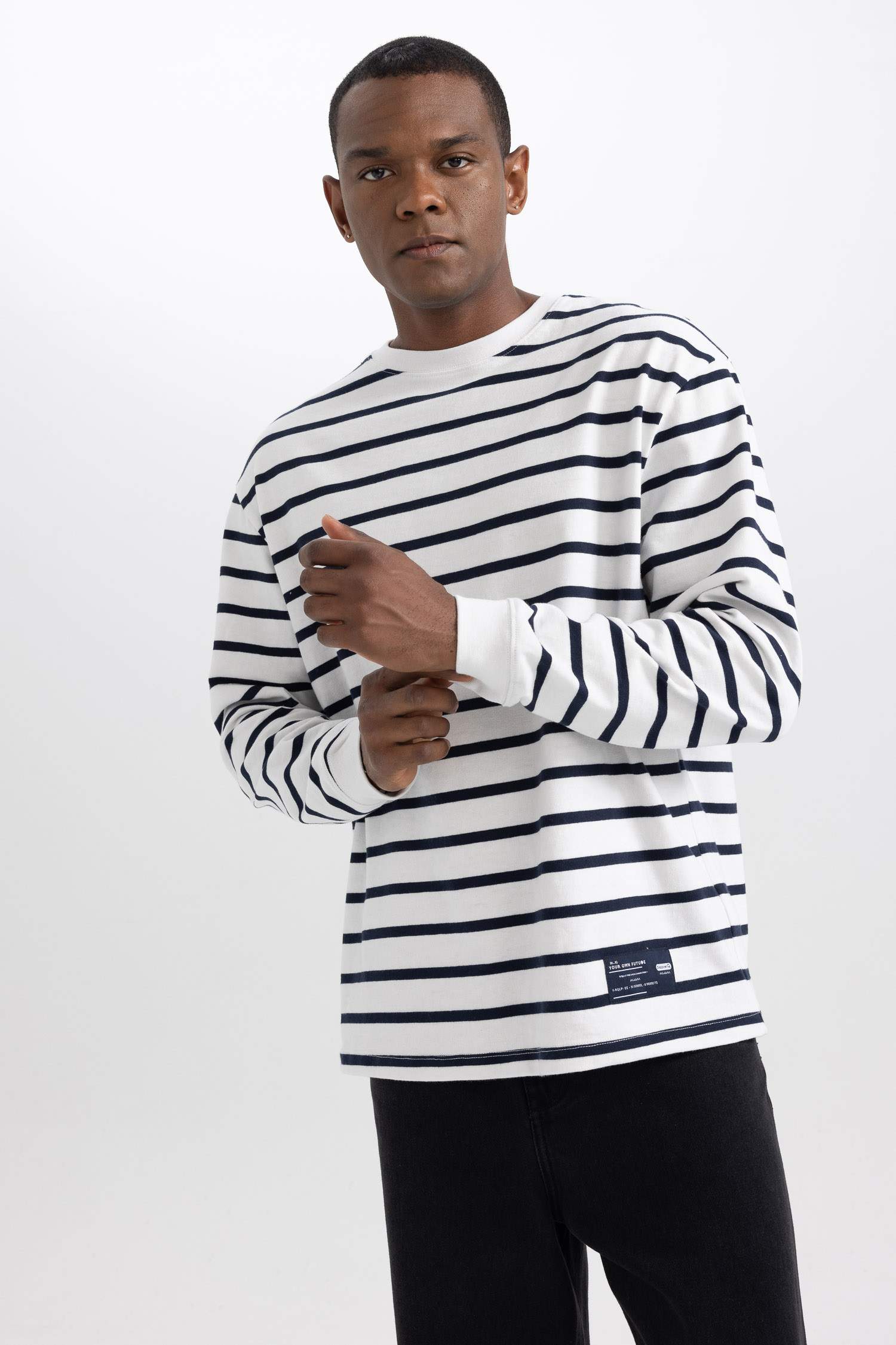 سويت شيرت مخطط قصة مريحة بياقة مستديرة