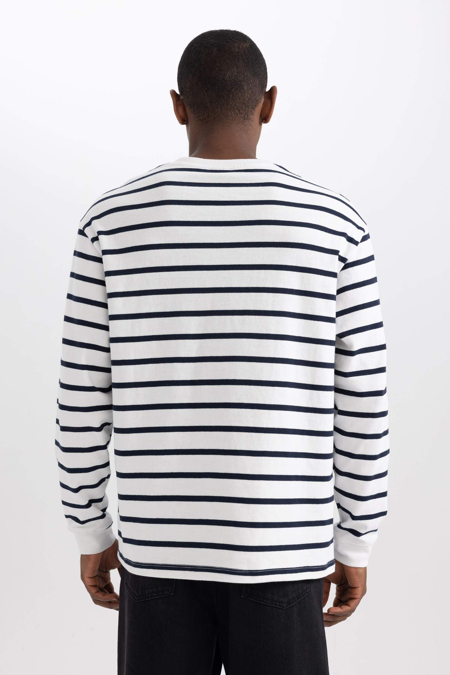 سويت شيرت مخطط قصة مريحة بياقة مستديرة