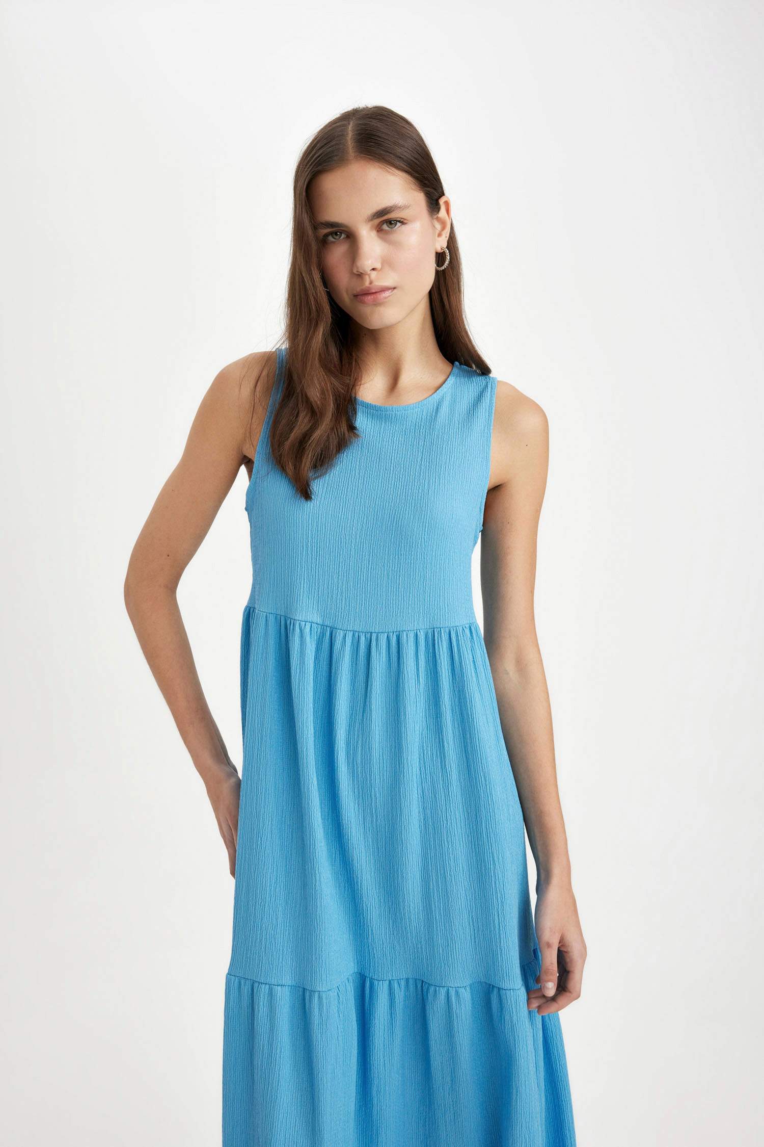 فستان ميدي منسوج بياخة مستديرة بدون ردن