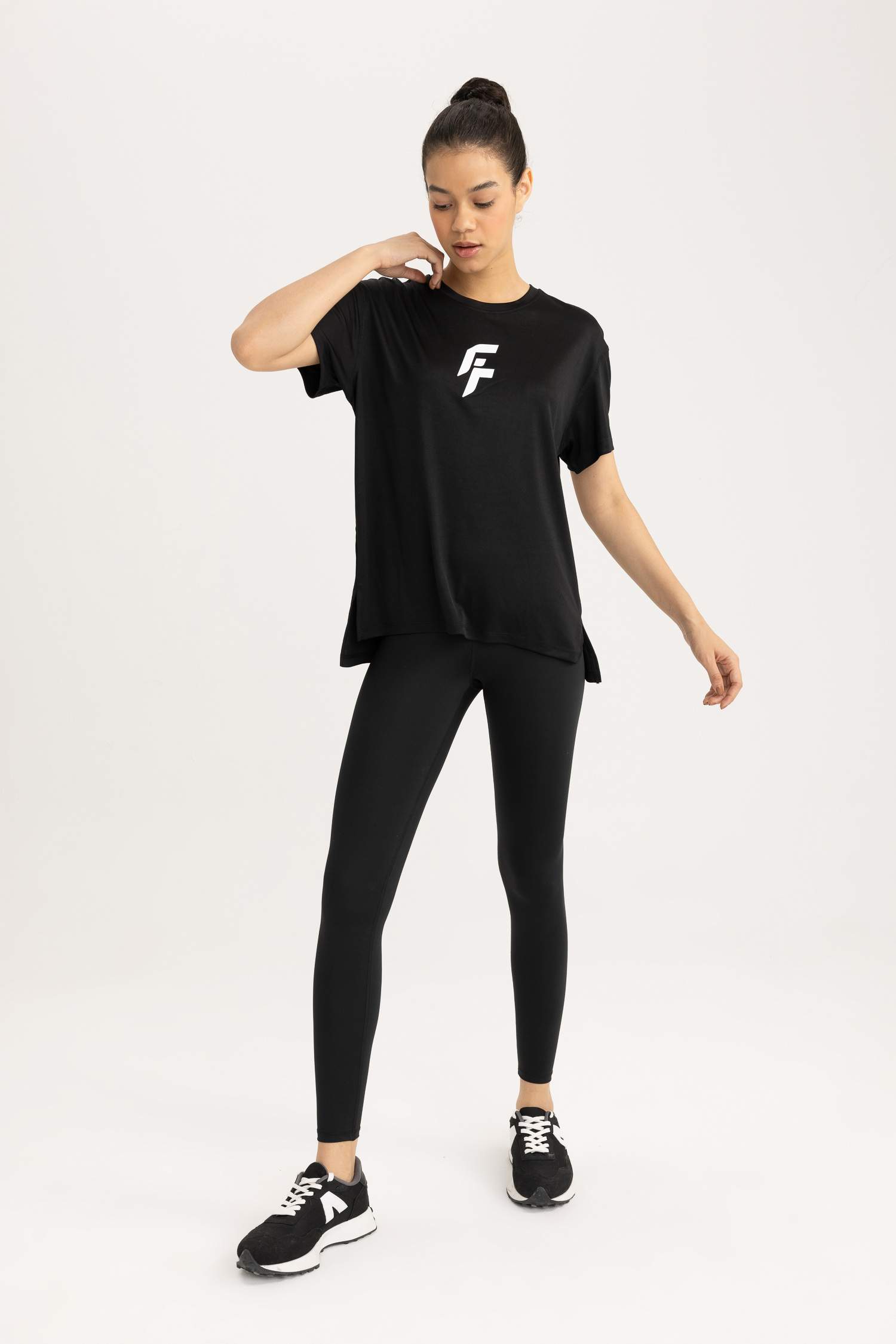 T-Shirt de sport à manches courtes et col rond Coupe Standard