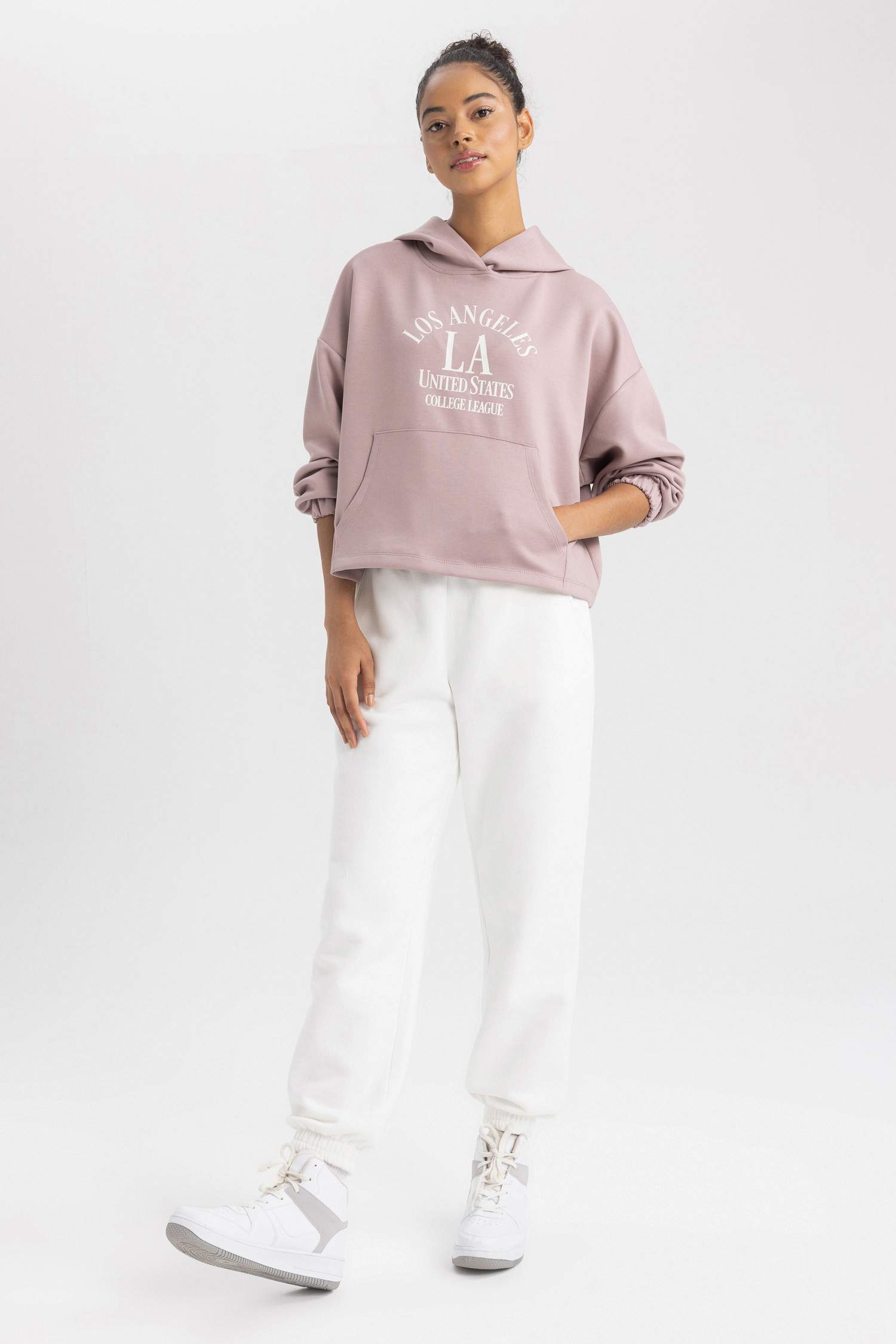 سويت شيرت بغطاء للرأس بجيب