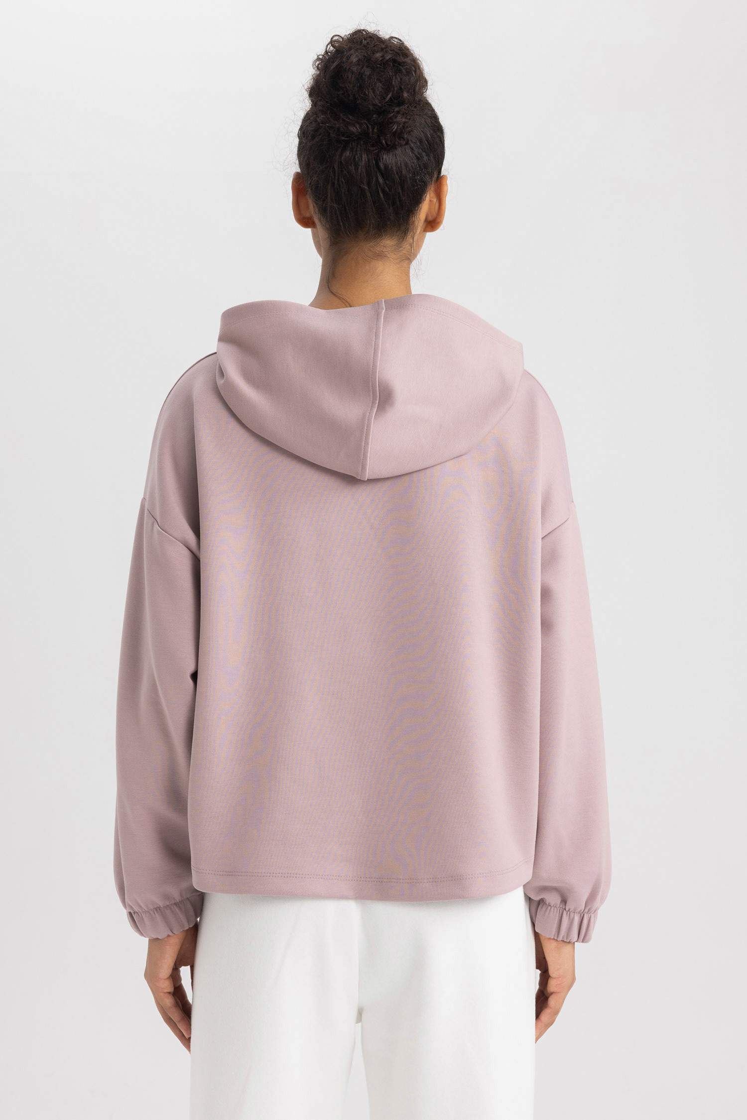 سويت شيرت بغطاء للرأس بجيب