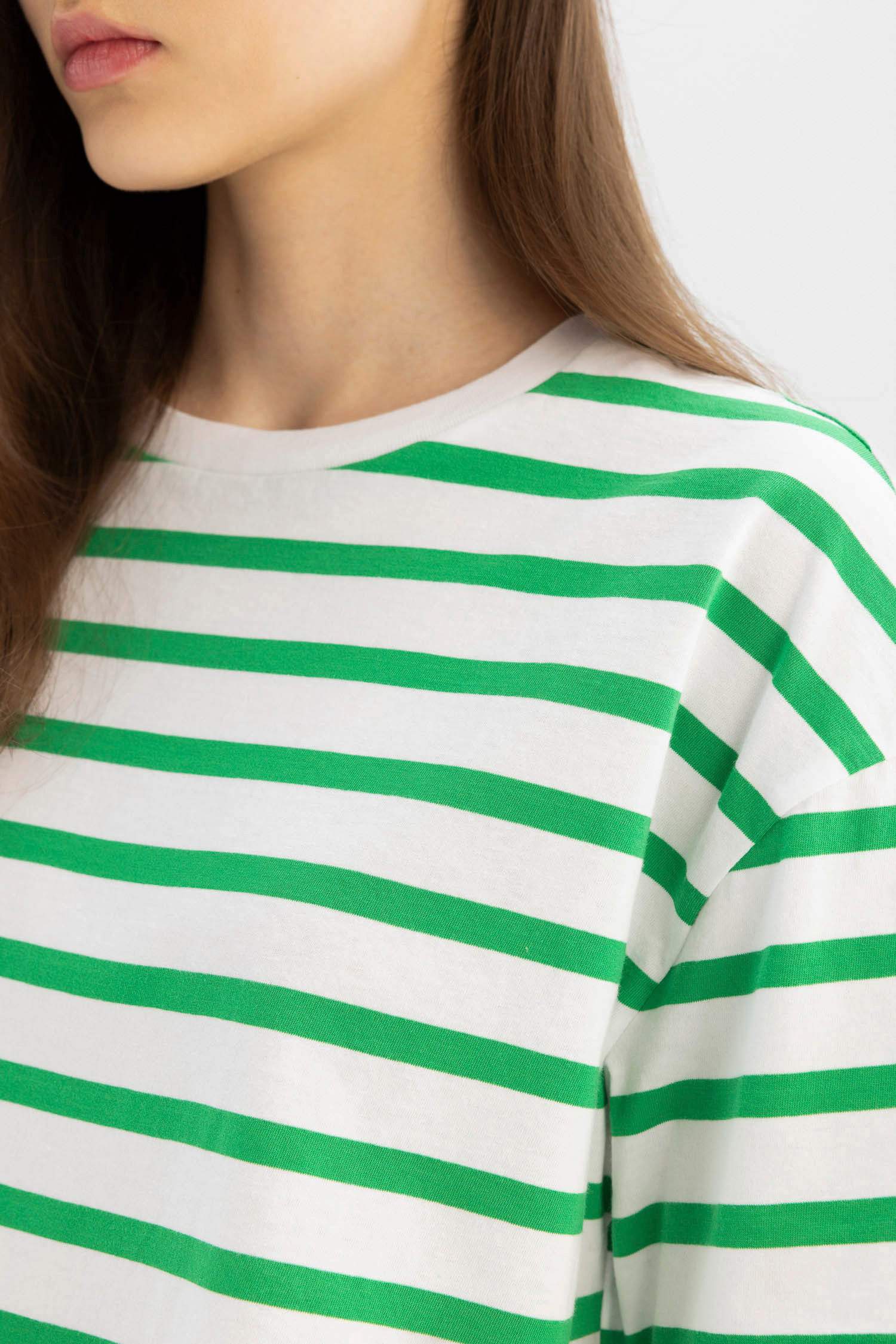 تيشيرت أخضر مخطط نص كم سليم فيت