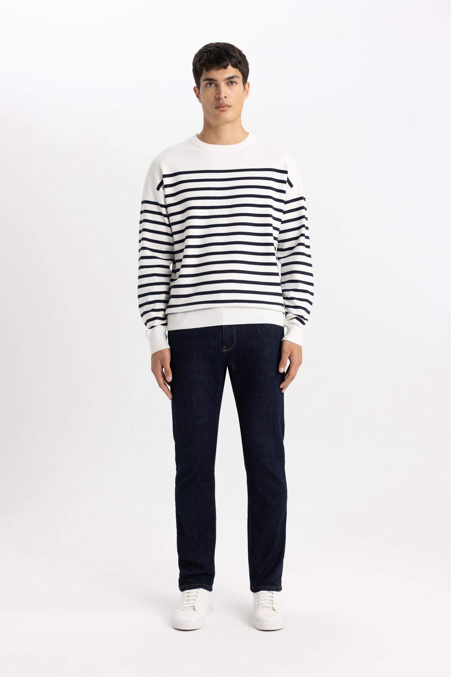 Свитер свободного кроя с круглым вырезом