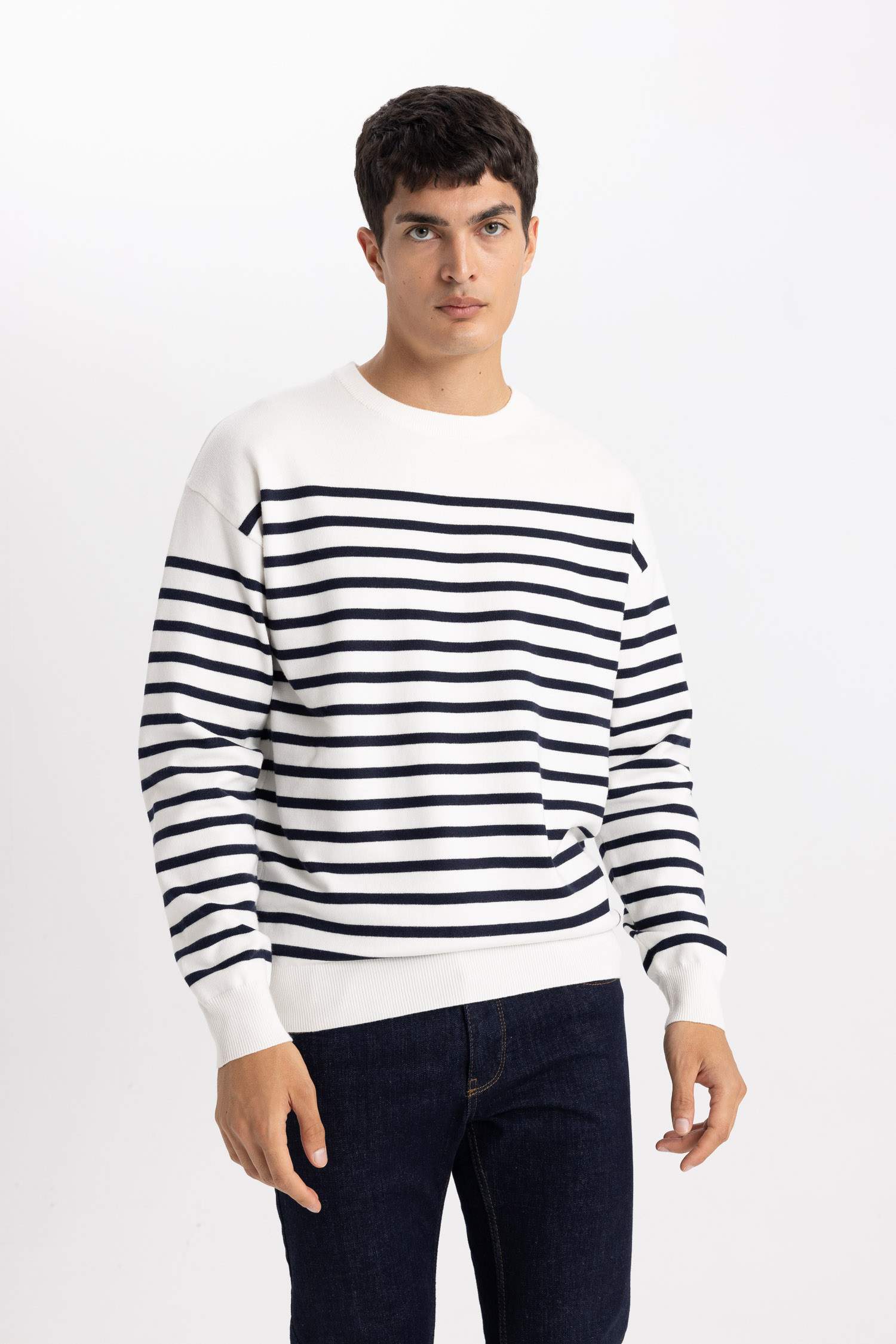 Свитер свободного кроя с круглым вырезом