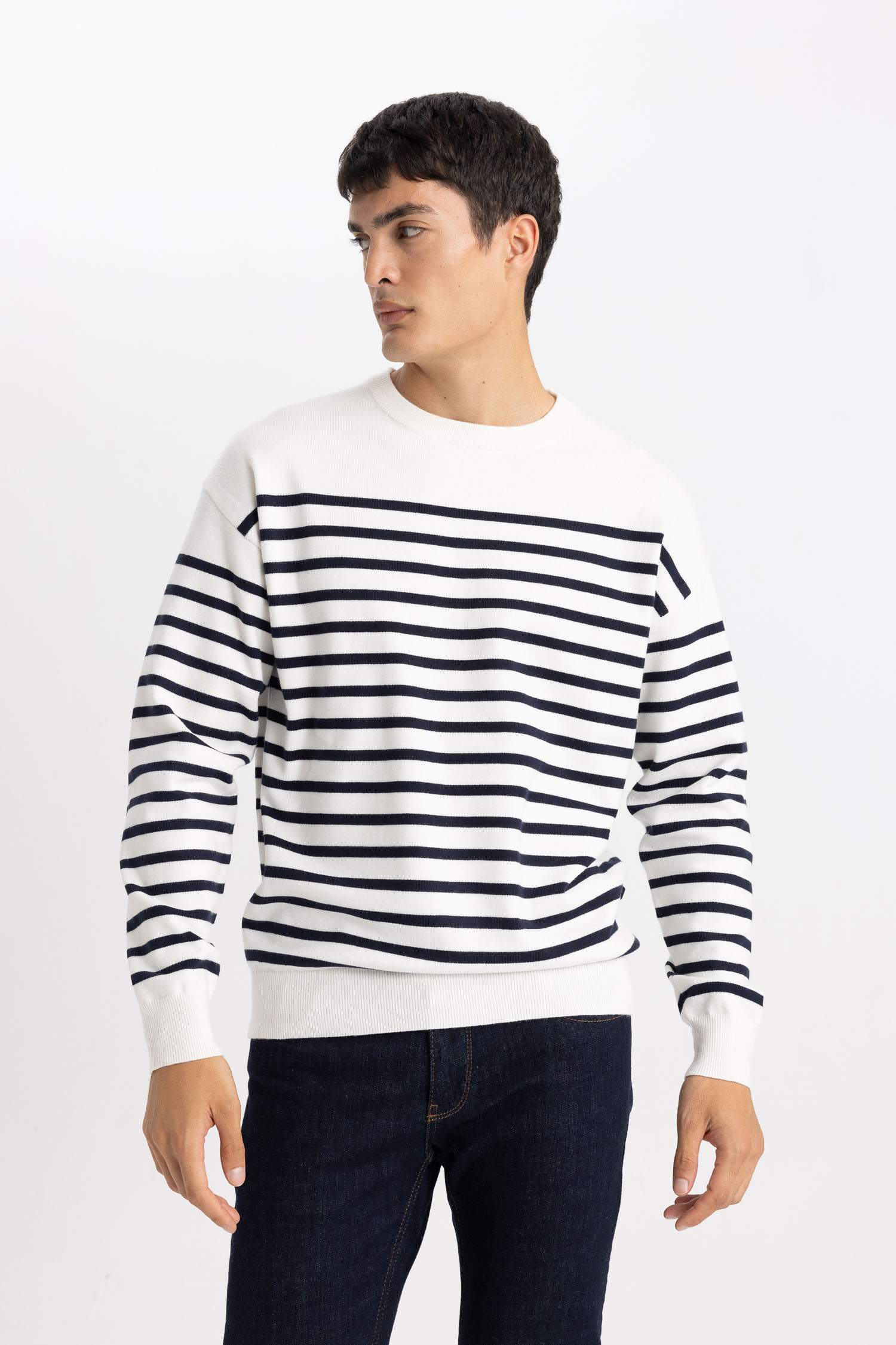 Свитер свободного кроя с круглым вырезом