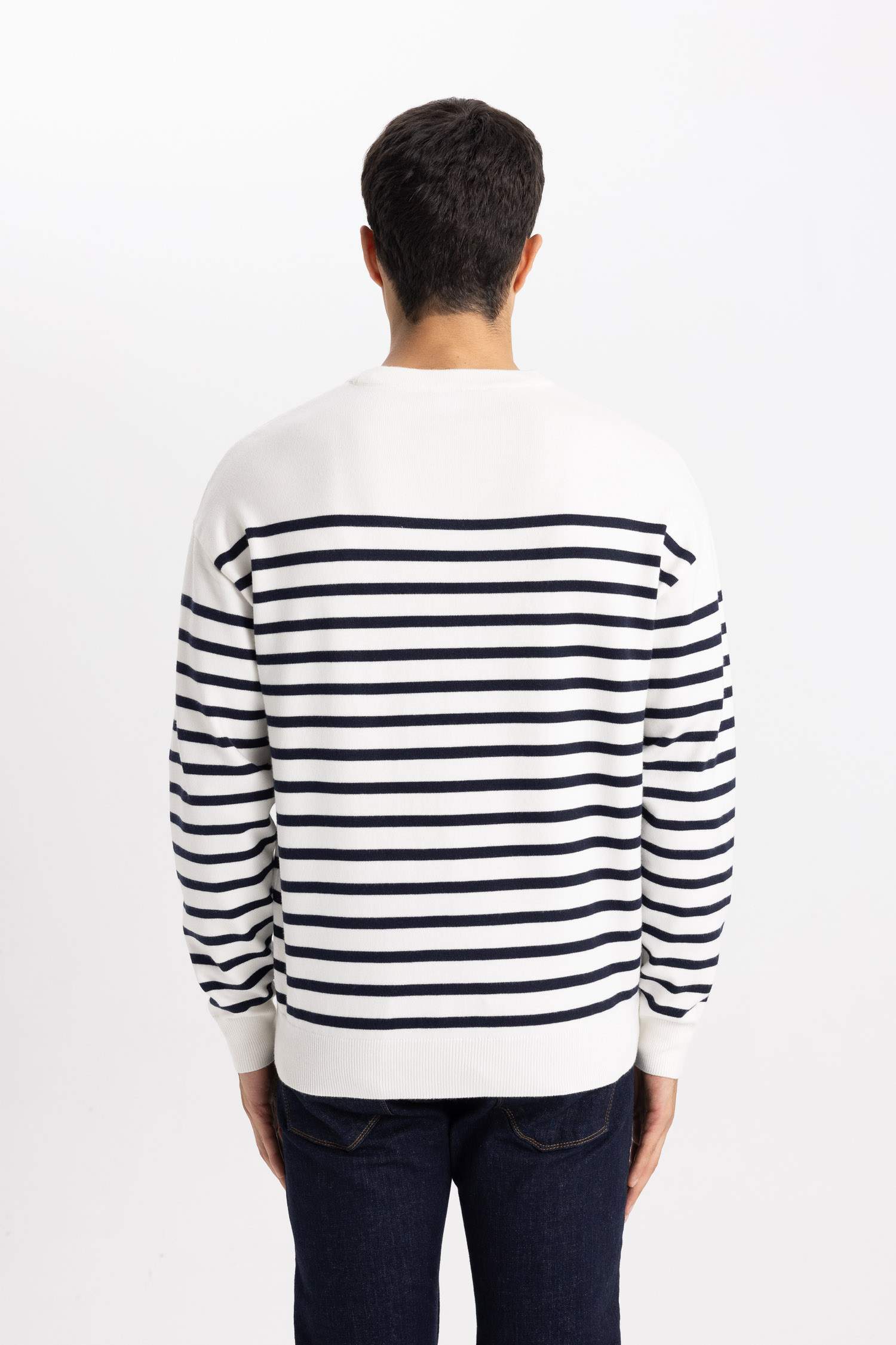 Свитер свободного кроя с круглым вырезом