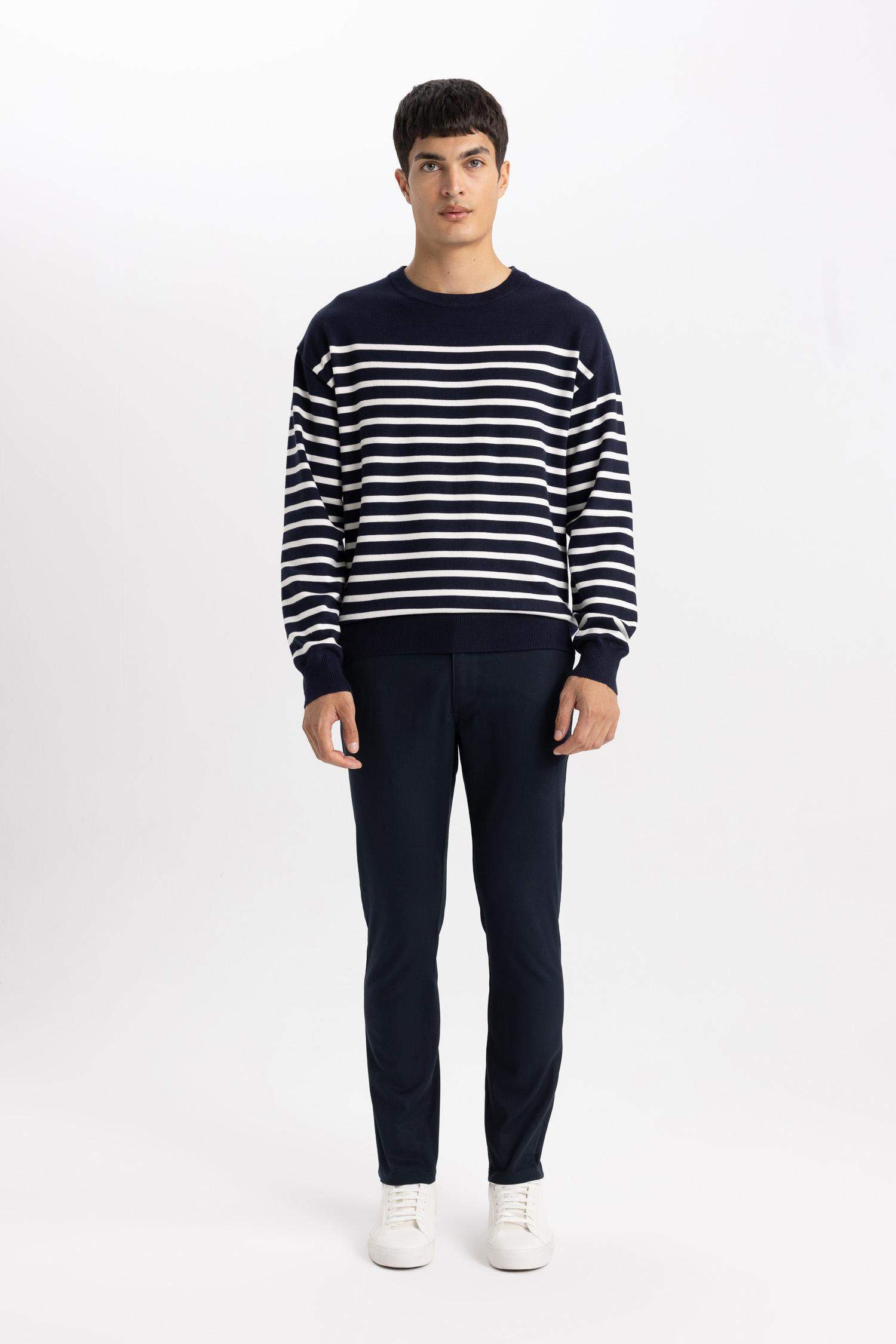 Свитер свободного кроя с круглым вырезом