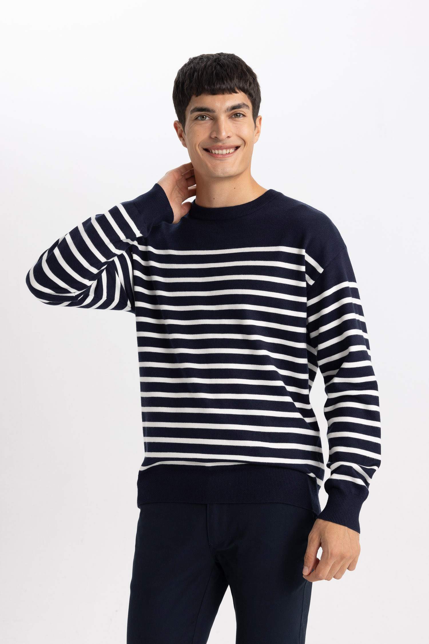 Свитер свободного кроя с круглым вырезом