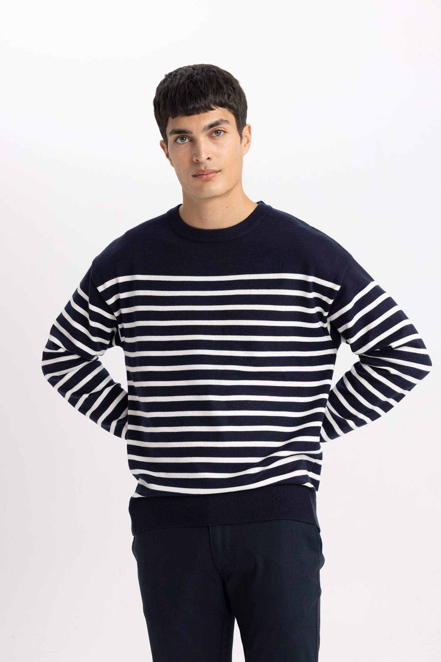 Свитер свободного кроя с круглым вырезом