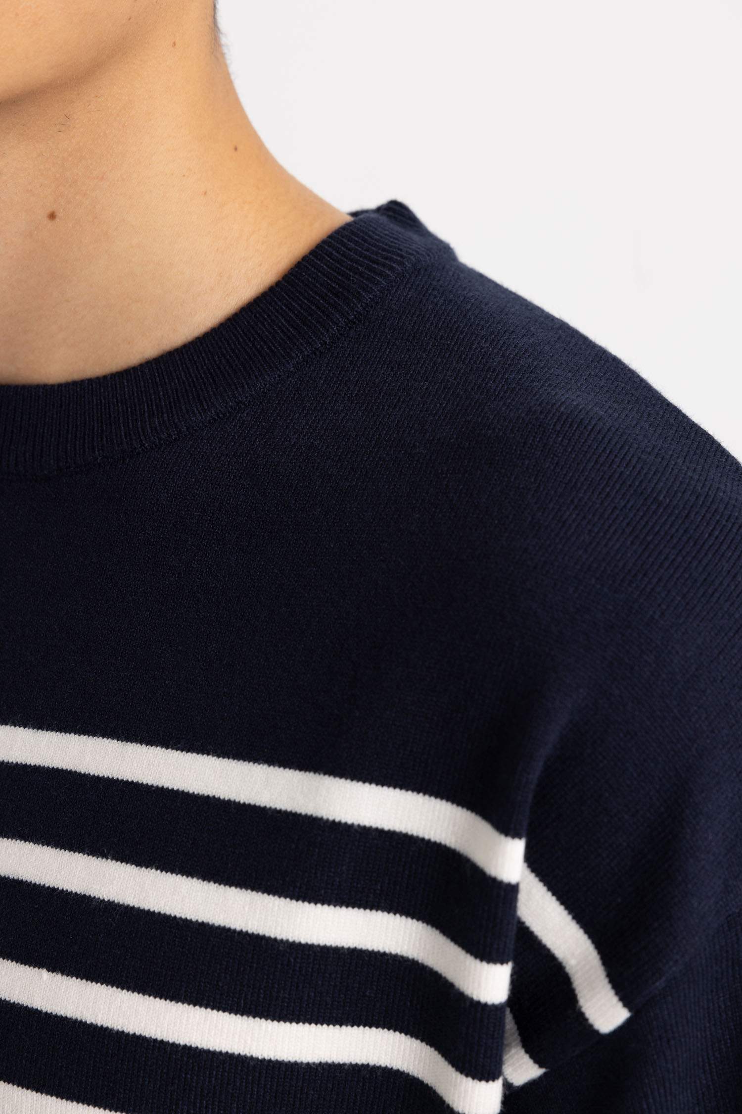 Свитер свободного кроя с круглым вырезом