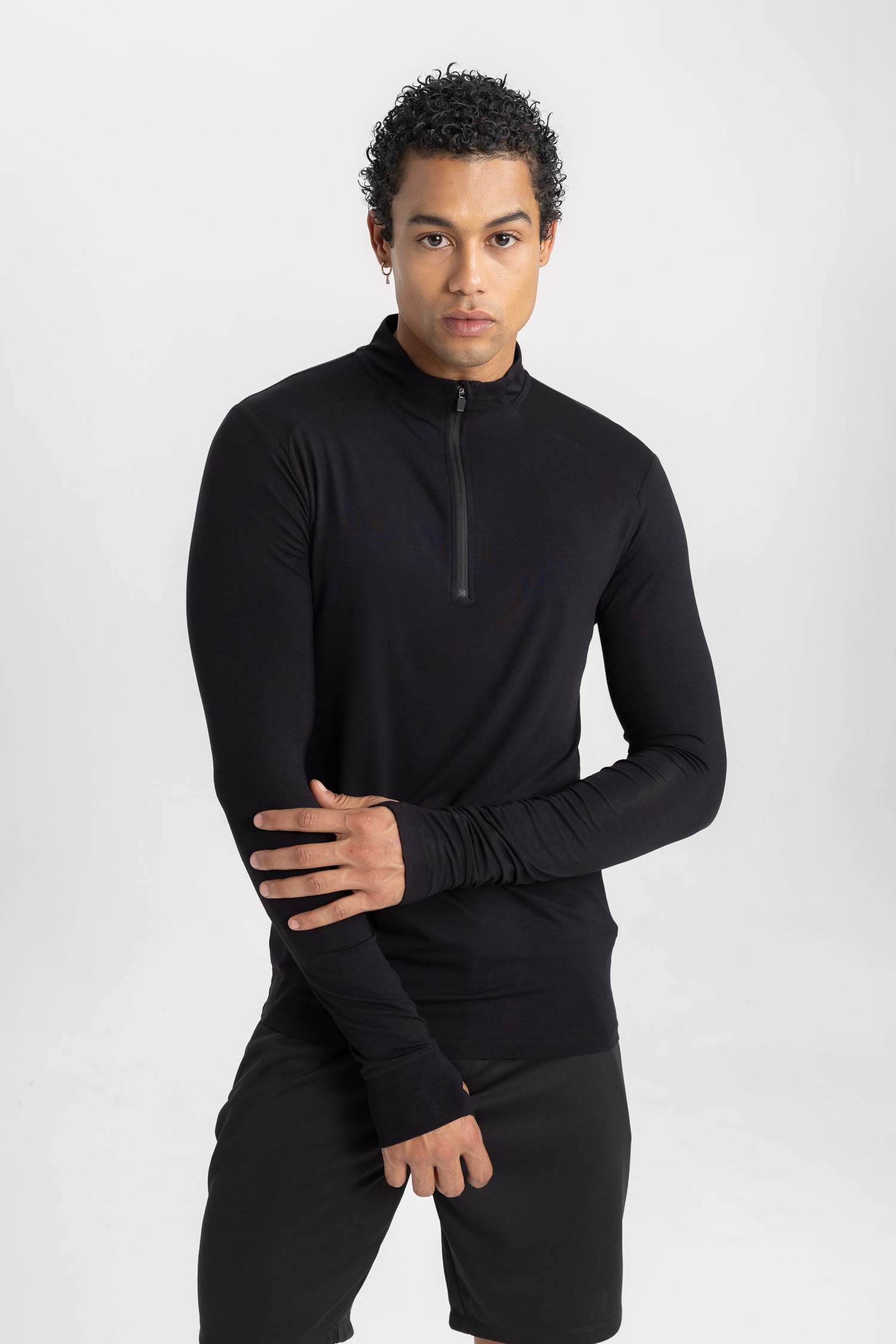 تيشيرت سليم فيت برقبة عالية