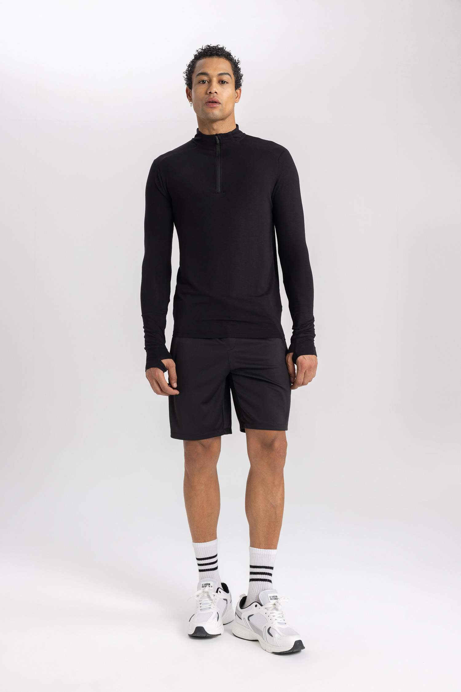 تيشيرت سليم فيت برقبة عالية