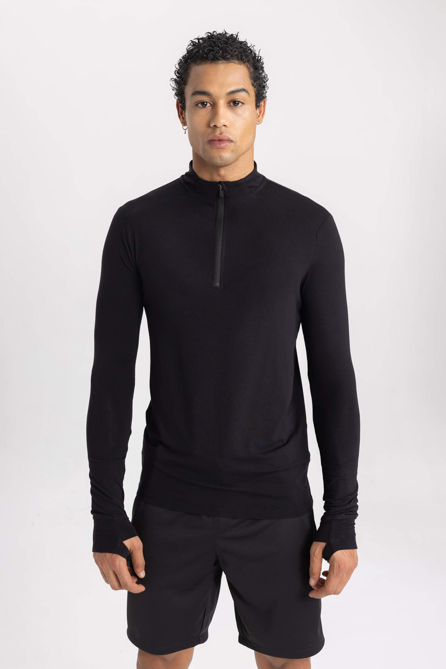 تيشيرت سليم فيت برقبة عالية