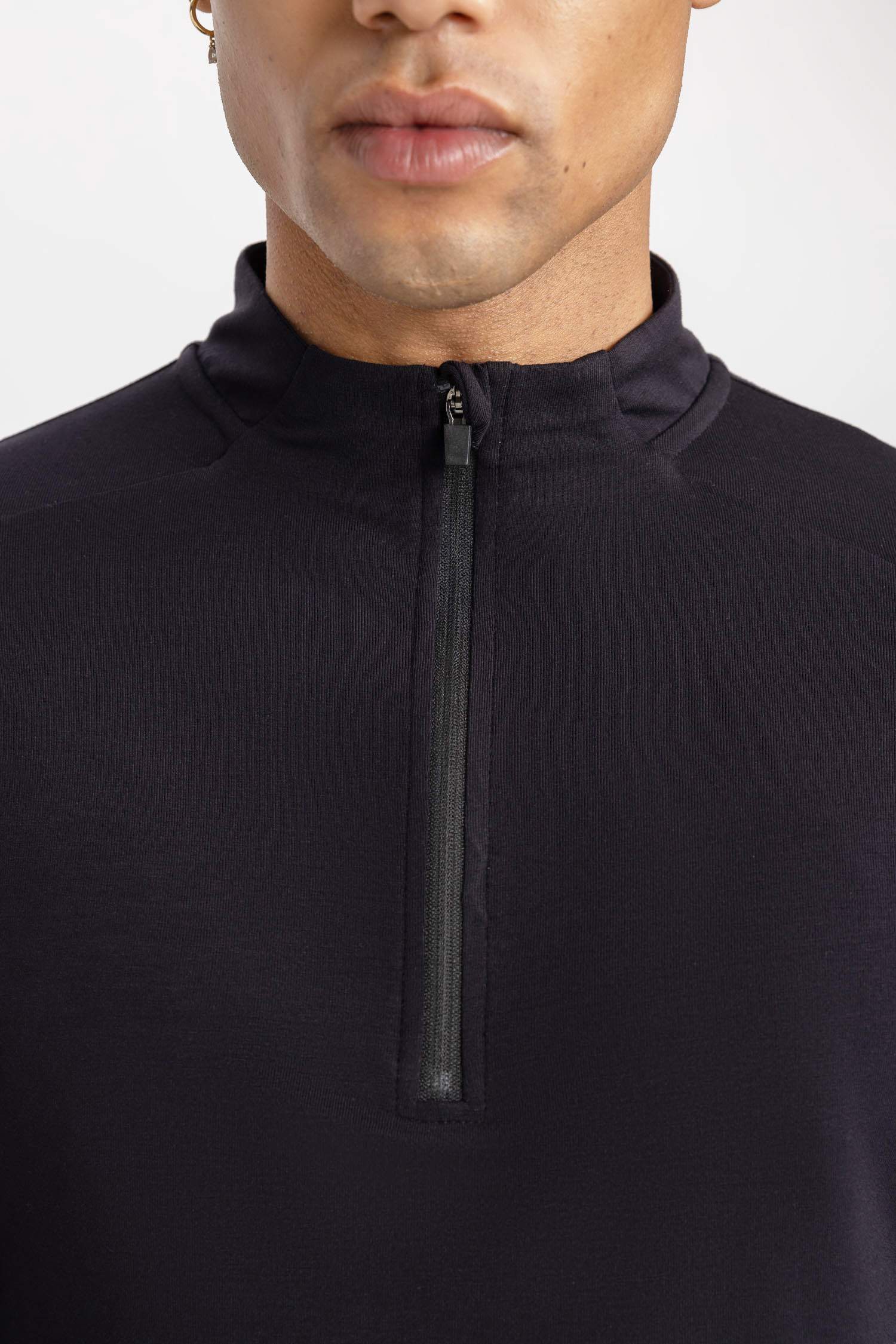 تيشيرت سليم فيت برقبة عالية