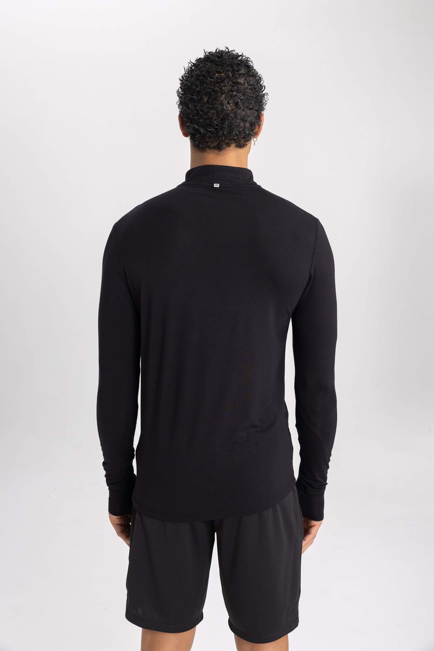 تيشيرت سليم فيت برقبة عالية