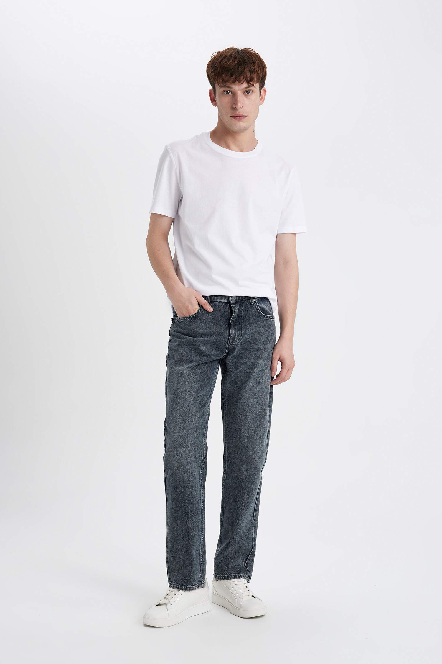 Джинсы Straight Fit прямого кроя со средней талией