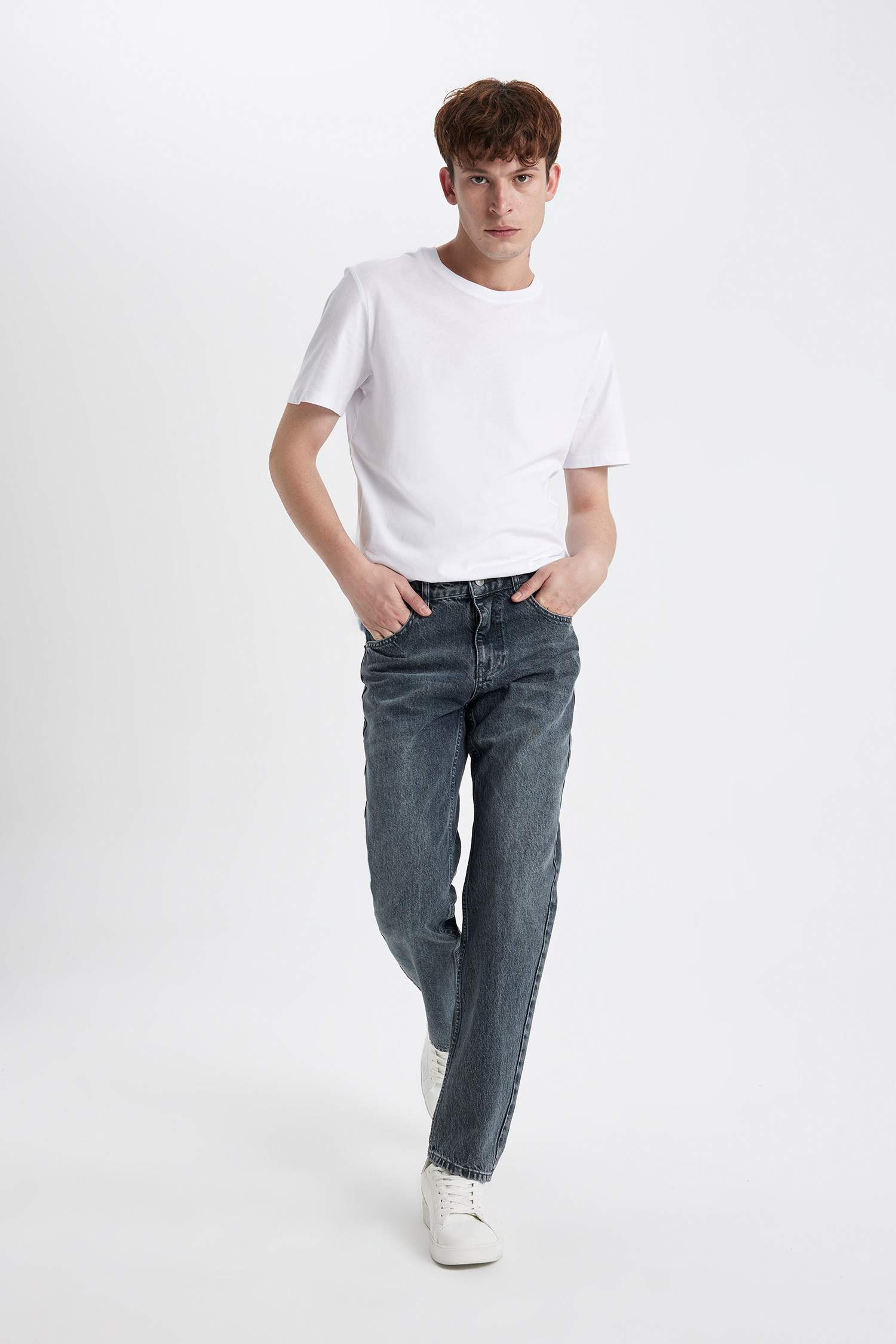 Джинсы Straight Fit прямого кроя со средней талией