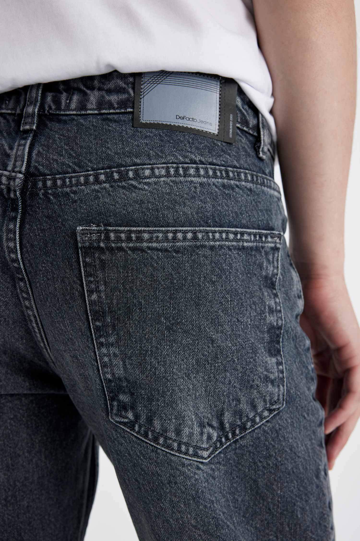 Джинсы Straight Fit прямого кроя со средней талией