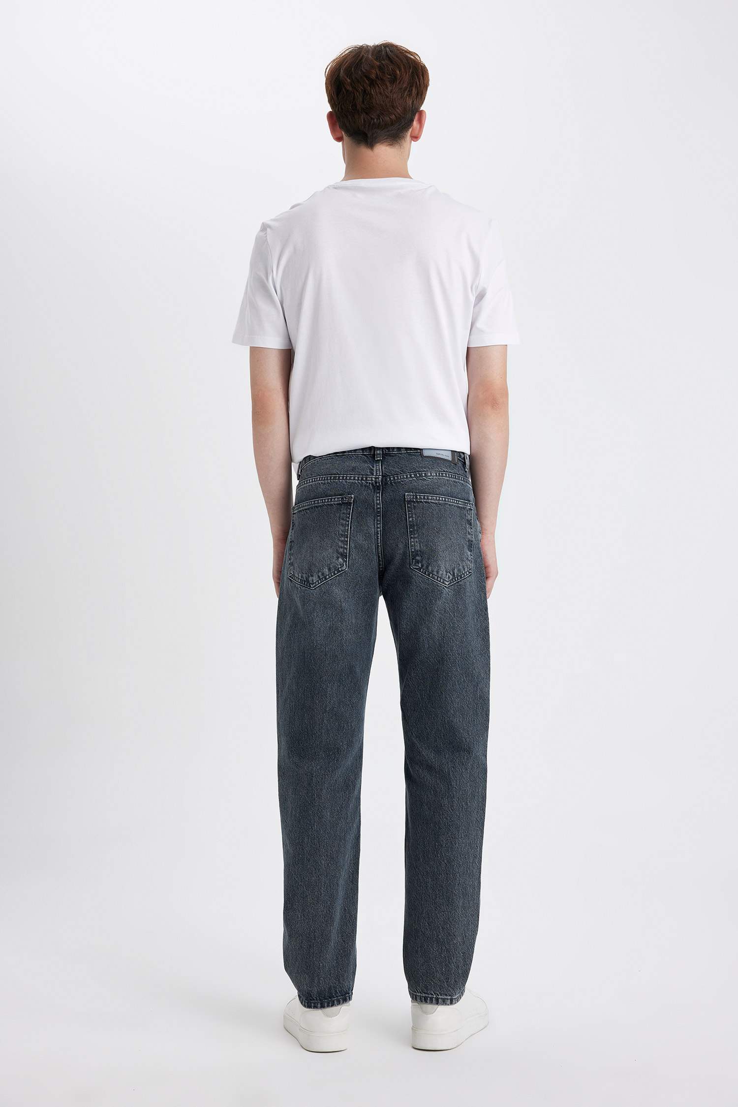 Джинсы Straight Fit прямого кроя со средней талией