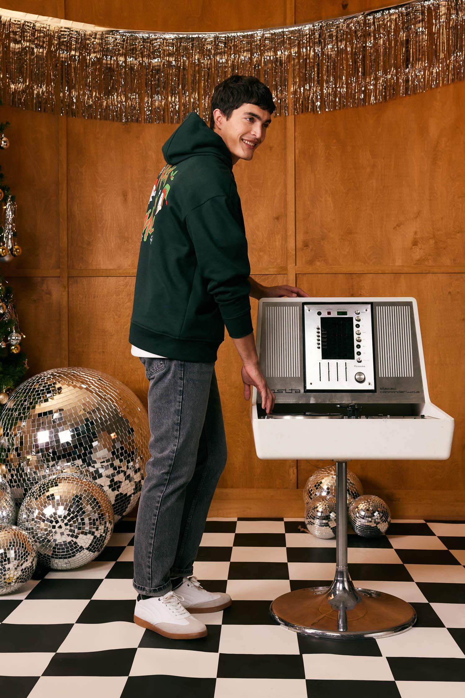 Джинсы Straight Fit прямого кроя со средней талией