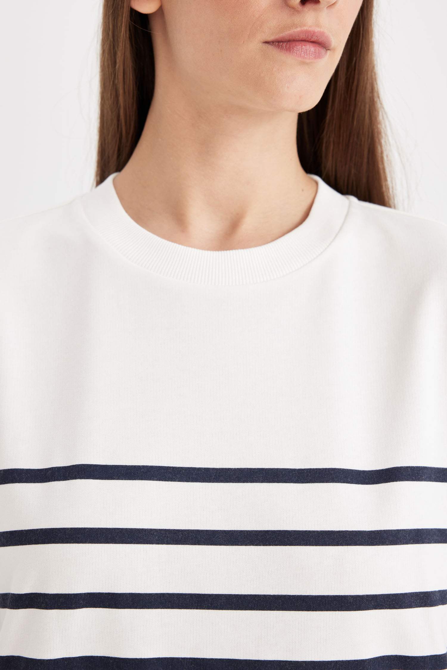 Relax Fit Bisiklet Yaka Çizgili İnce Sweatshirt