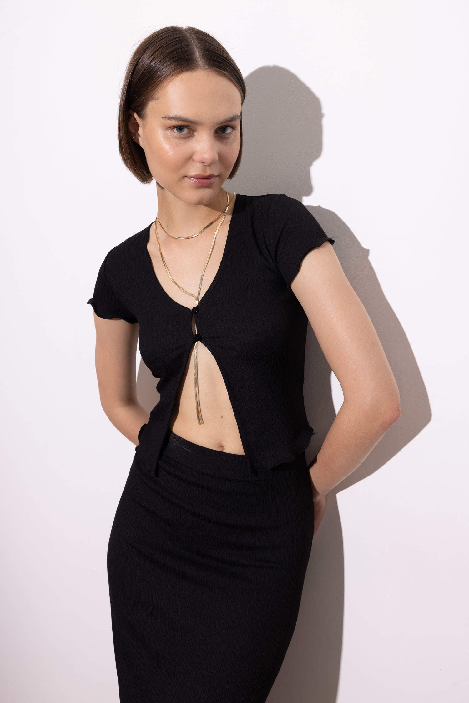 Black WOMEN Slim Fit V-Neck Short Sleeve T-Shirt 2834351 | DeFacto