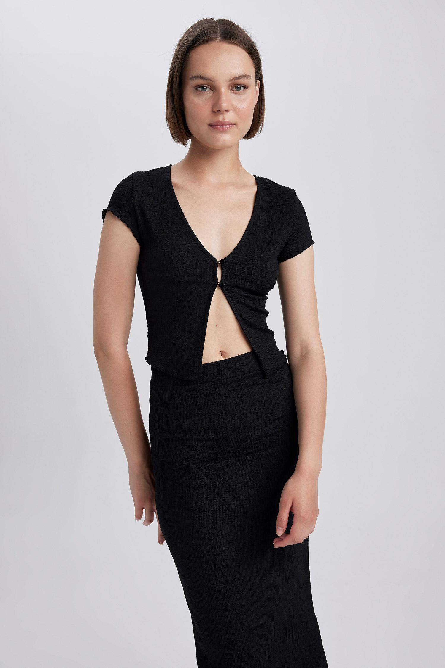 Black WOMEN Slim Fit VNeck Short Sleeve TShirt 2834351 DeFacto