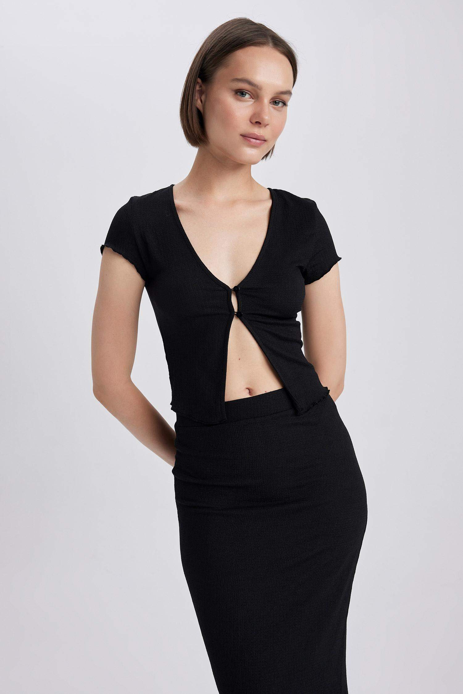 Black WOMEN Slim Fit VNeck Short Sleeve TShirt 2834351 DeFacto