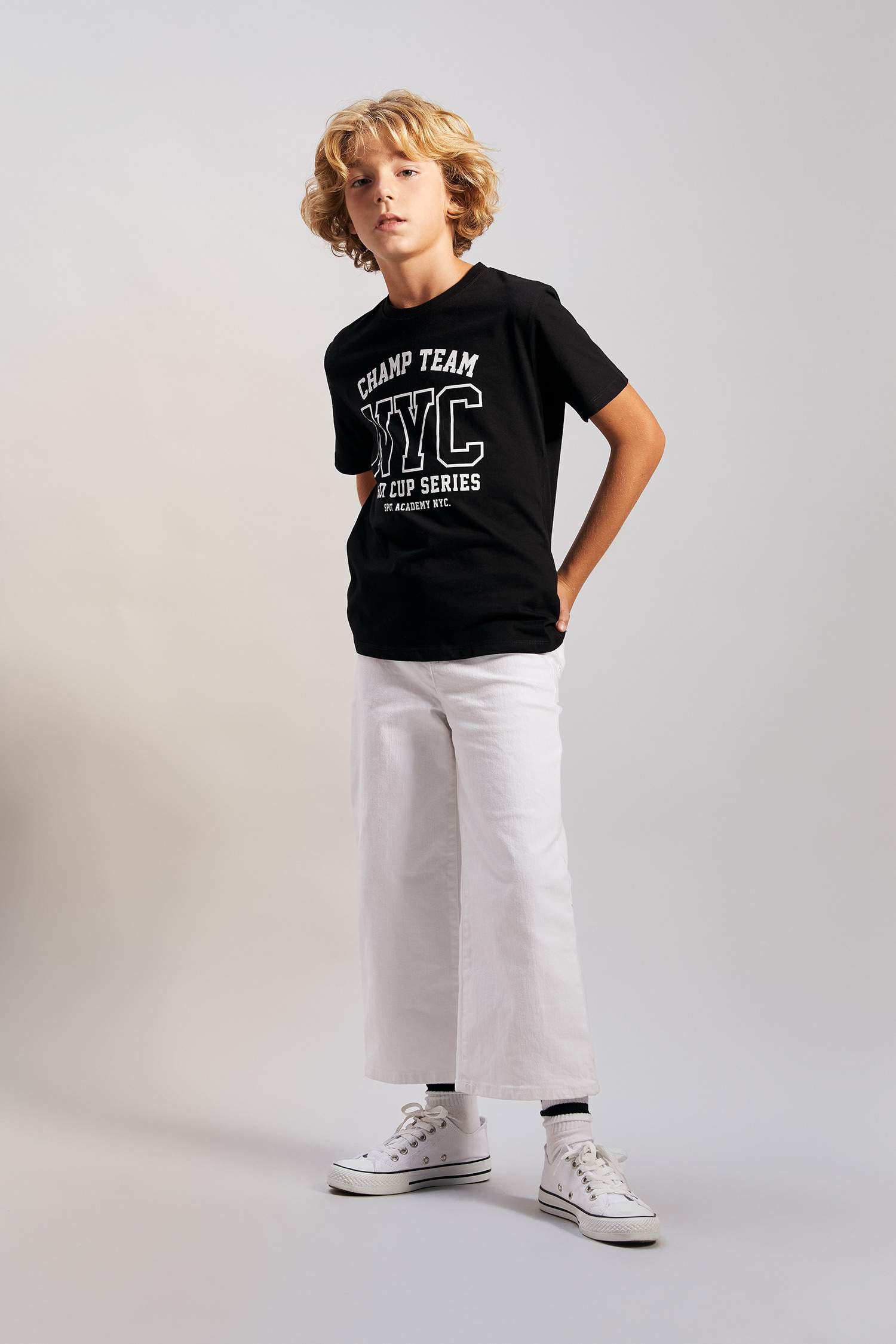 Ұлдарға дөңгелек жаға басып шығарылған қысқа жеңді Қысқа жеңді футболка