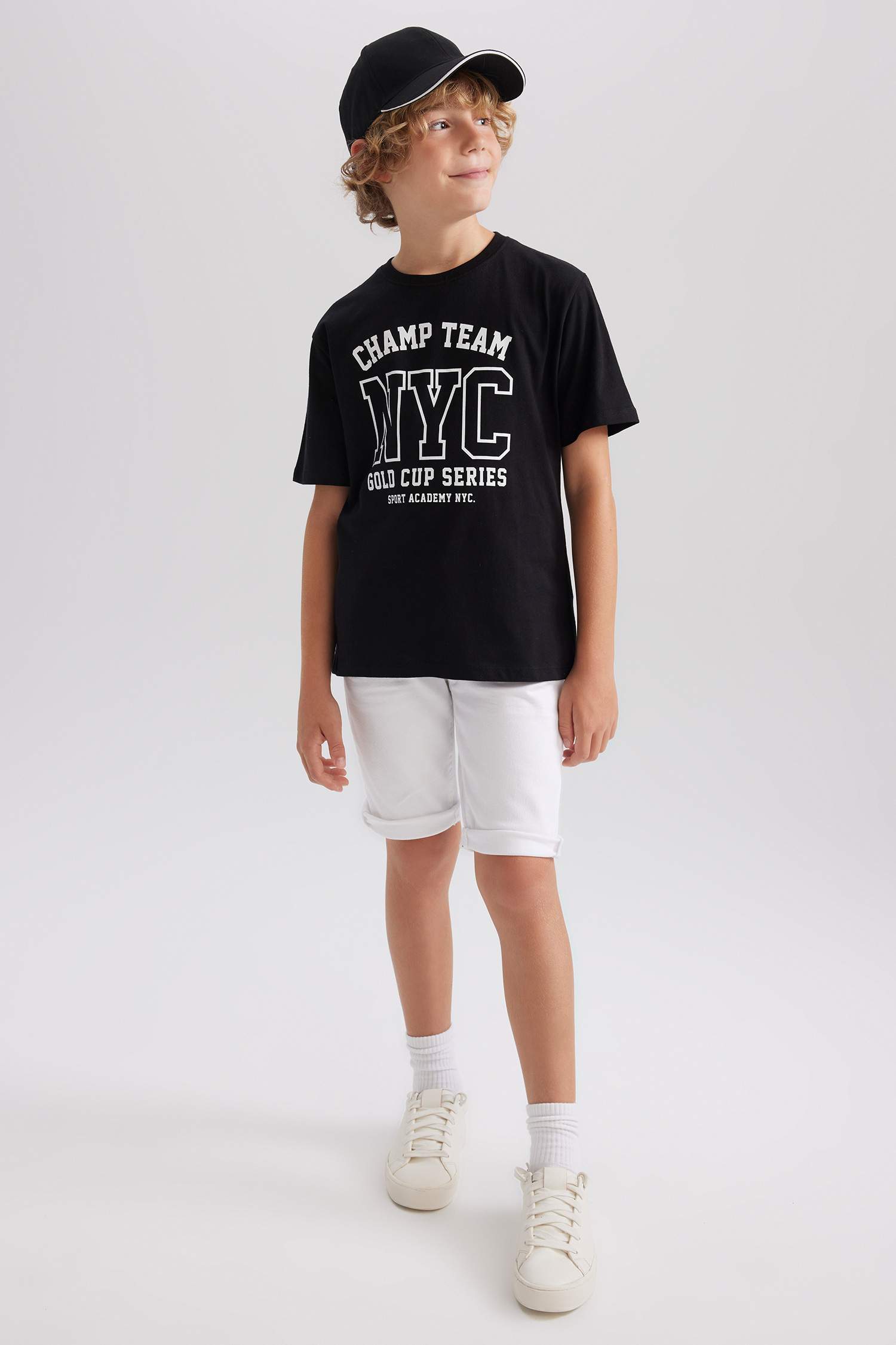 Ұлдарға дөңгелек жаға басып шығарылған қысқа жеңді Қысқа жеңді футболка