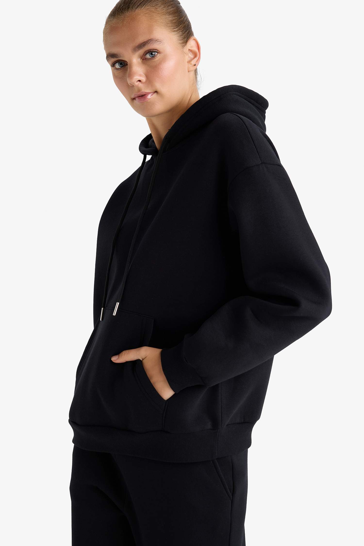 سويت شيرت بيزك قصة مريحة بكابيشون