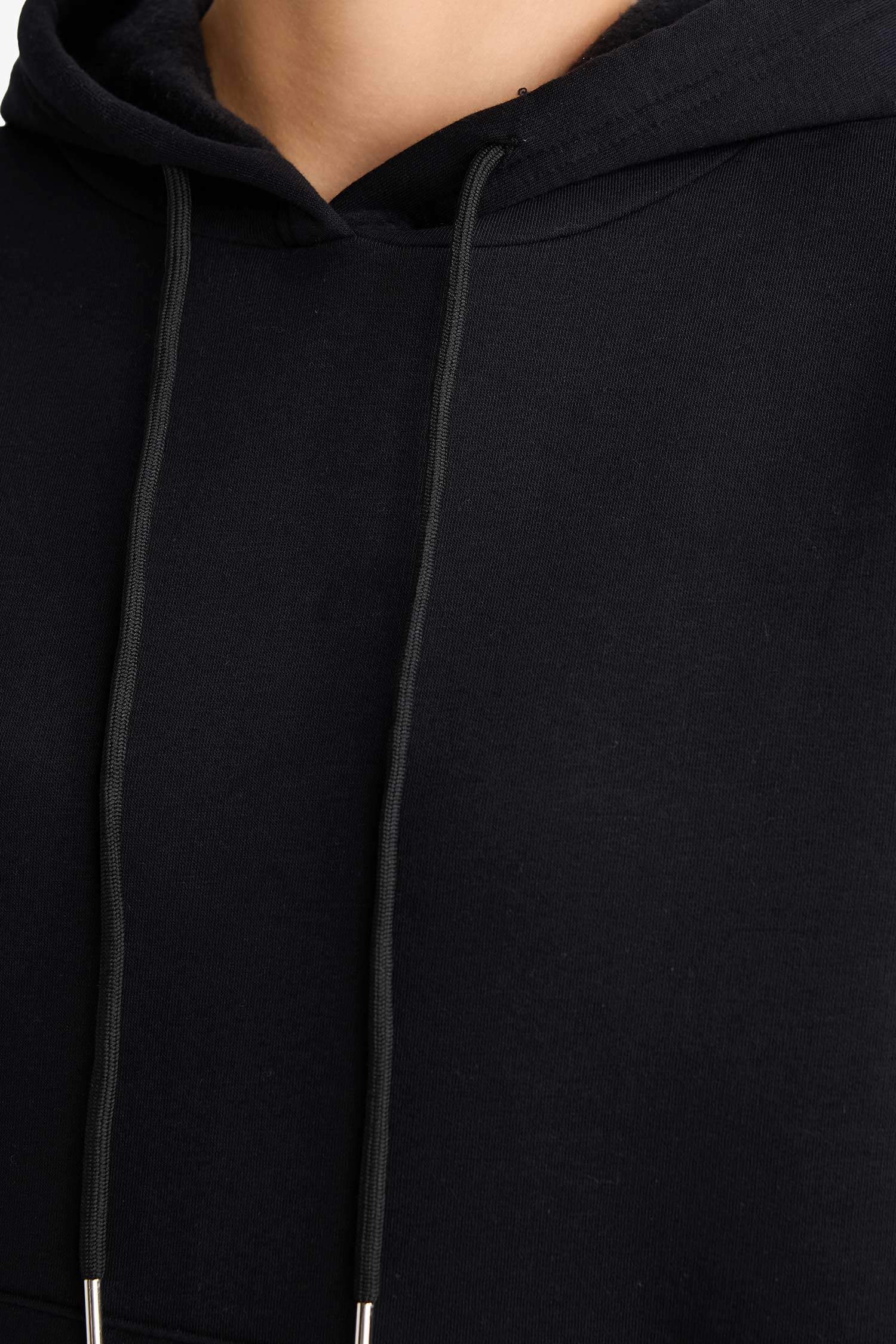 سويت شيرت بيزك قصة مريحة بكابيشون