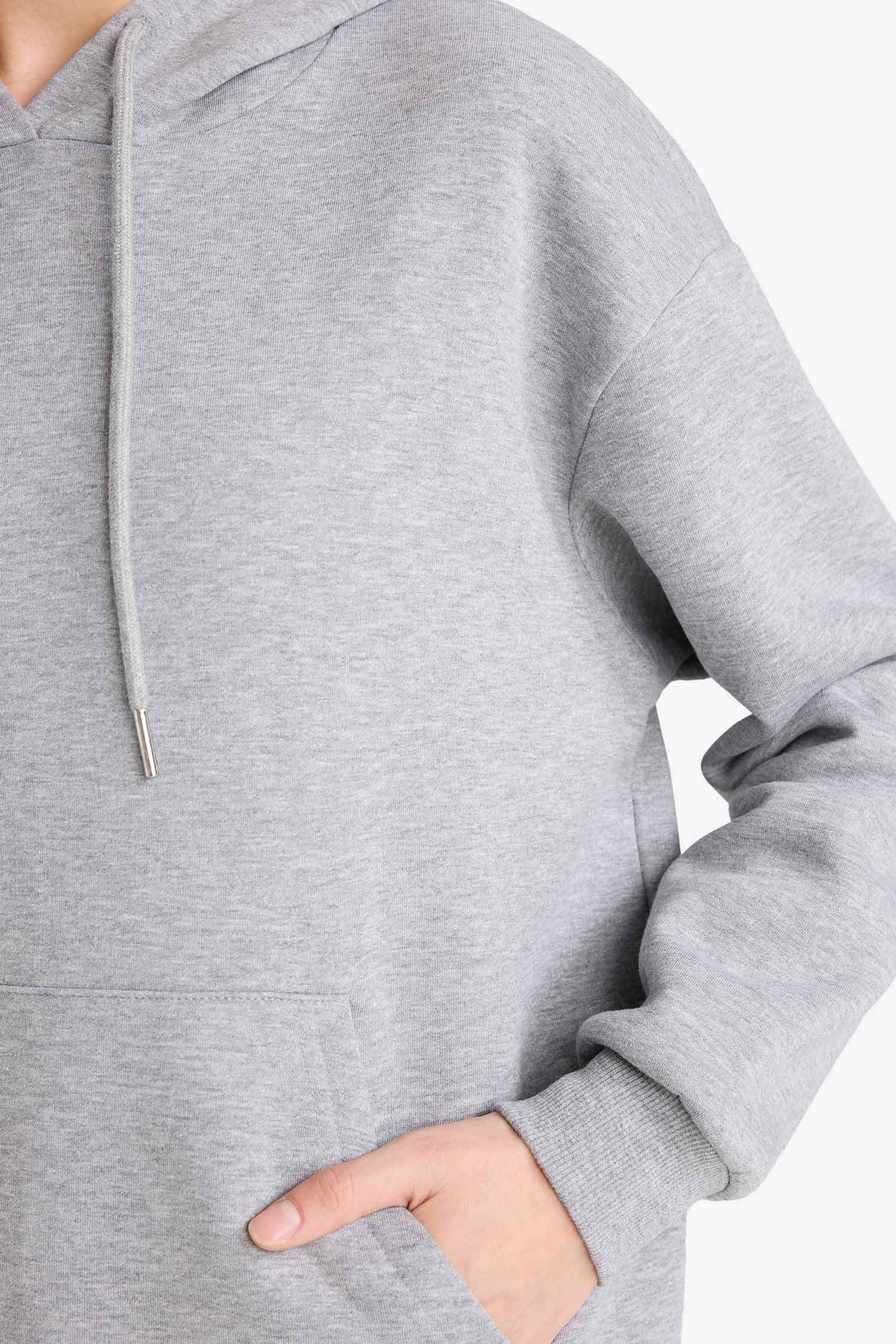 سويت شيرت بيزك قصة مريحة بكابيشون