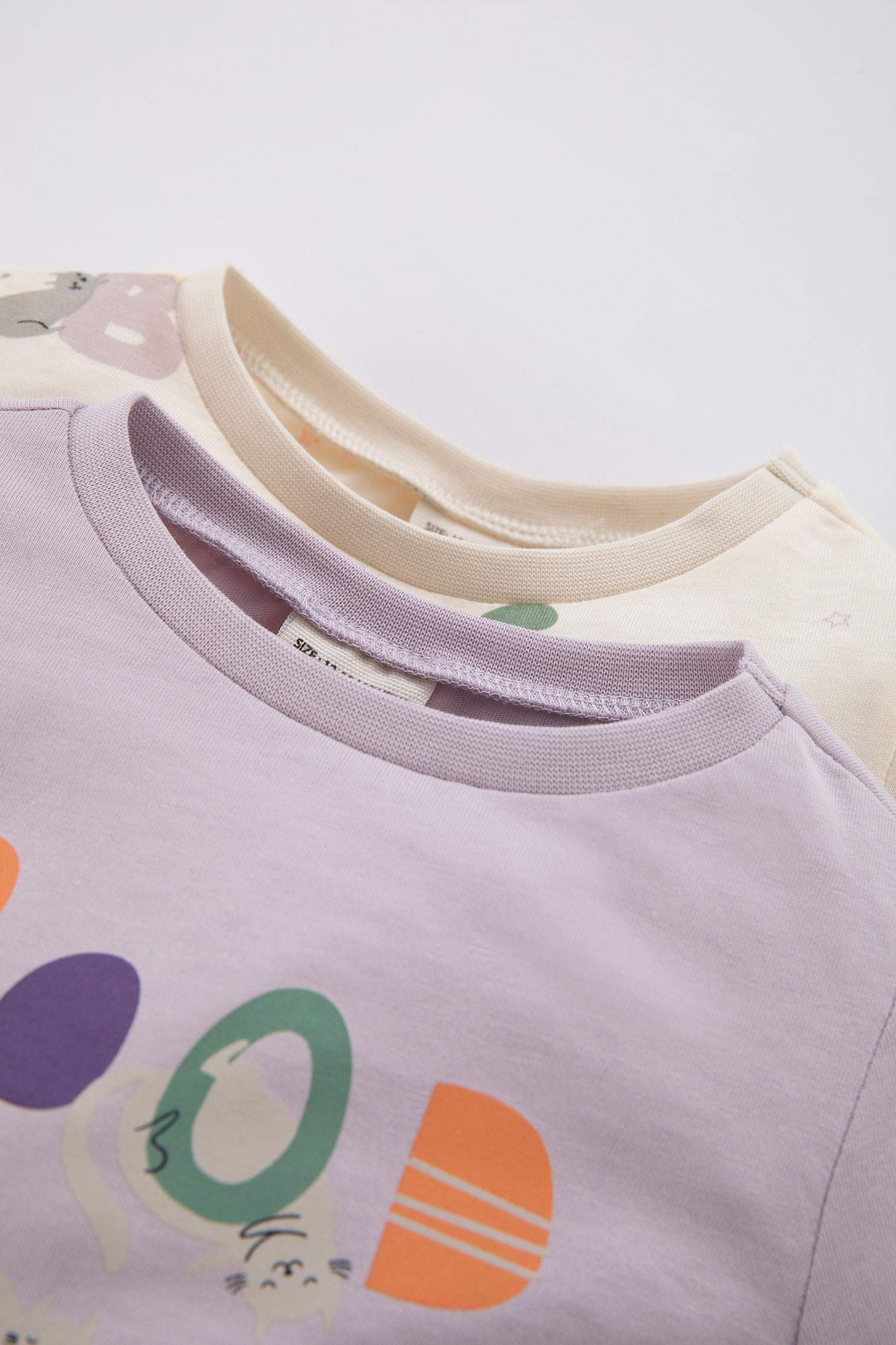 سيت بيجاما بناتي بطبعة شعار ممشط - 4 قطع