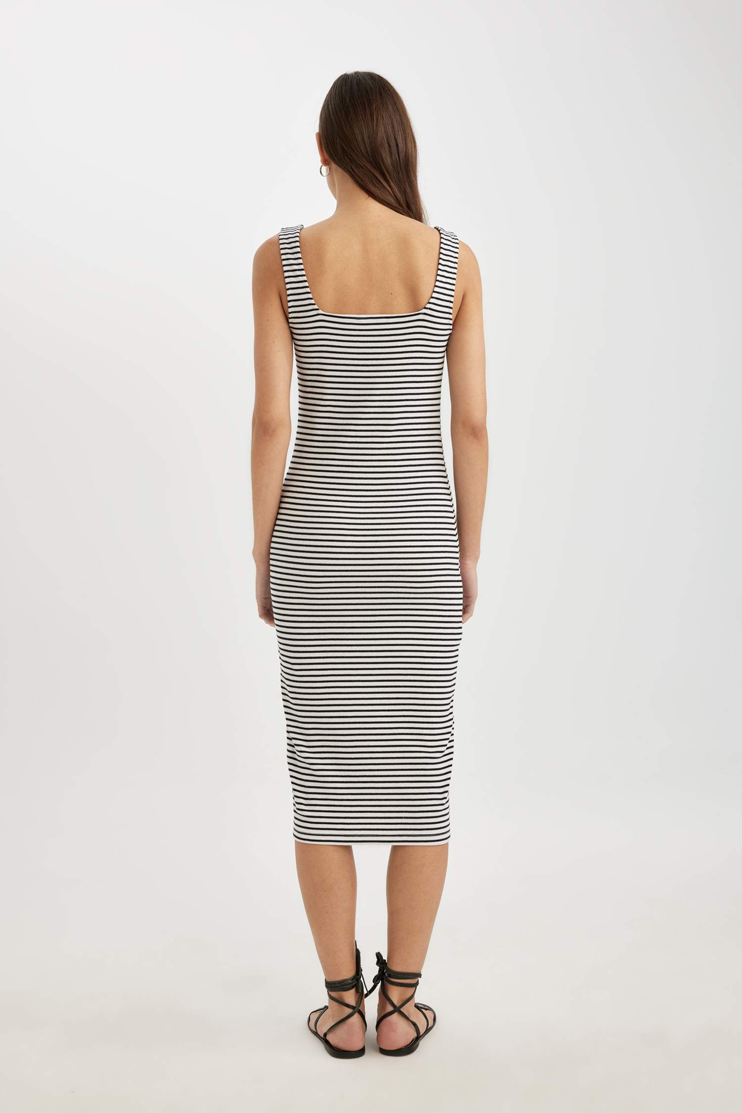 فستان ميدي مخطط مضلع بدون بأكمام برقبة مربعة