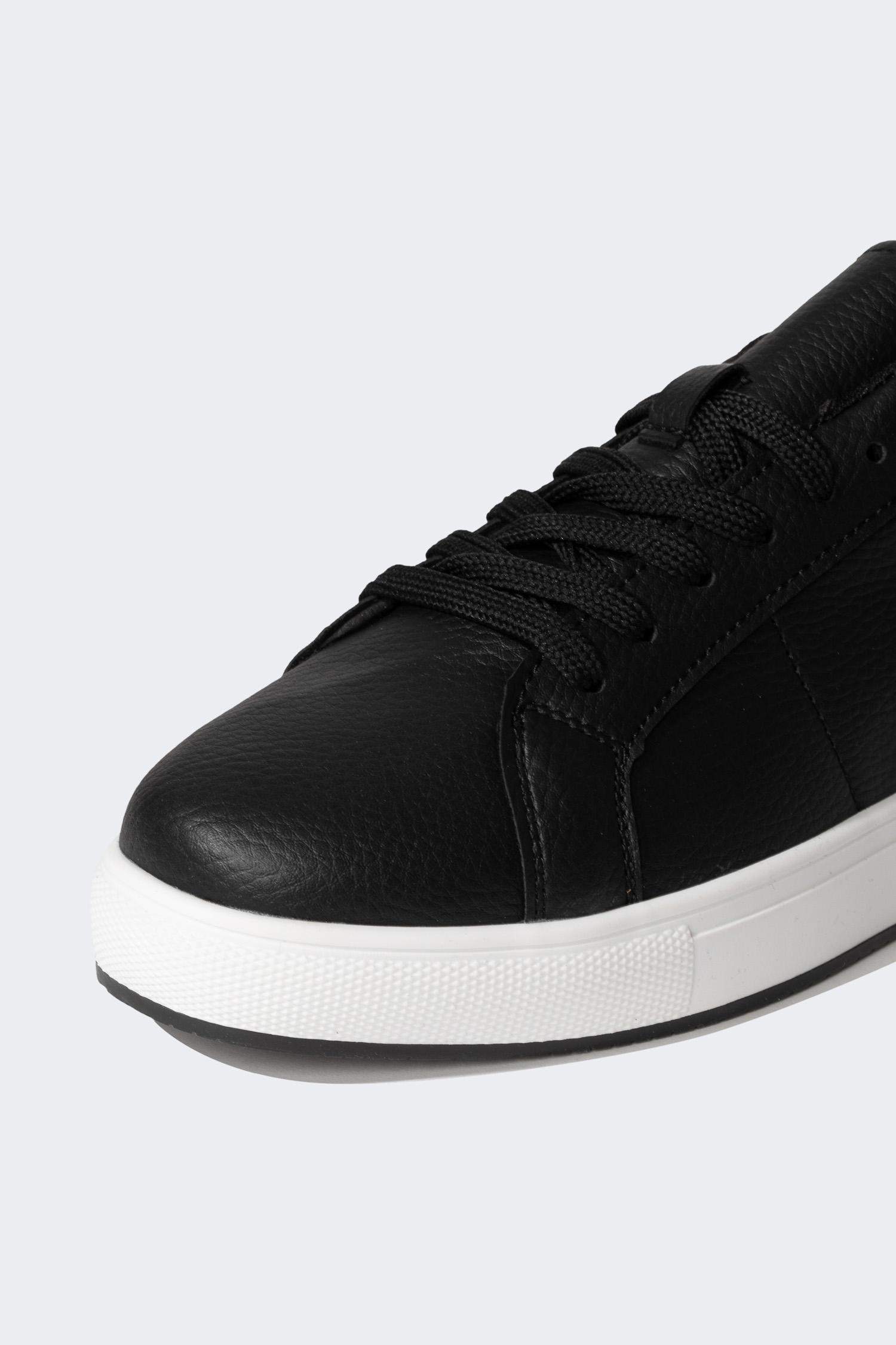 Man Faux Leather Flat Sole Sneaker
