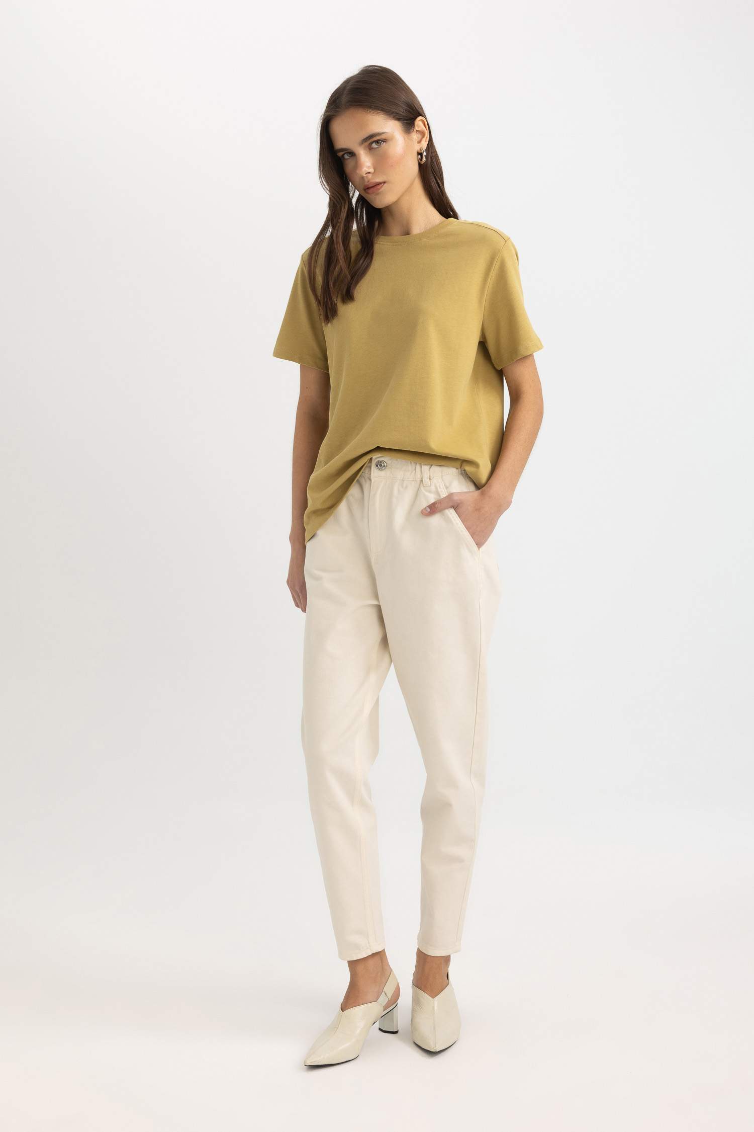 تيشيرت نص كم سامبل برقبة مستديرة وقصة عادية