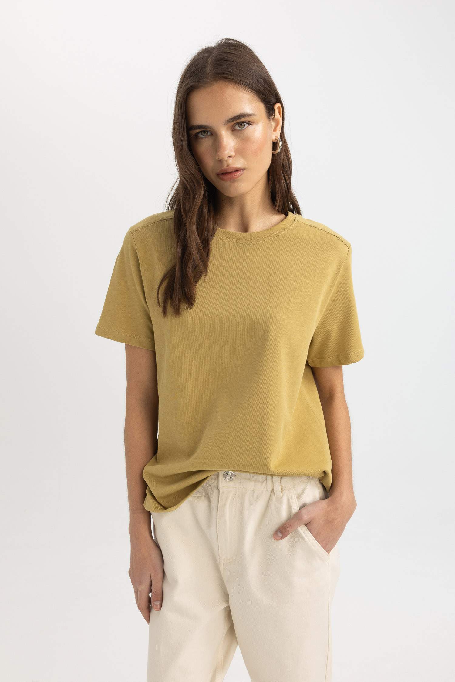 تيشيرت نص كم سامبل برقبة مستديرة وقصة عادية