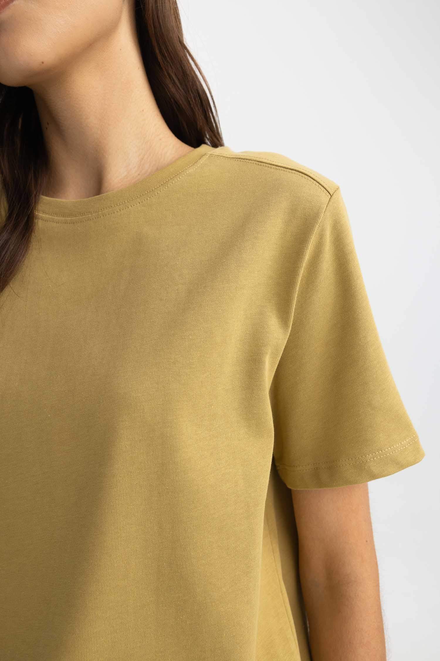 تيشيرت نص كم سامبل برقبة مستديرة وقصة عادية