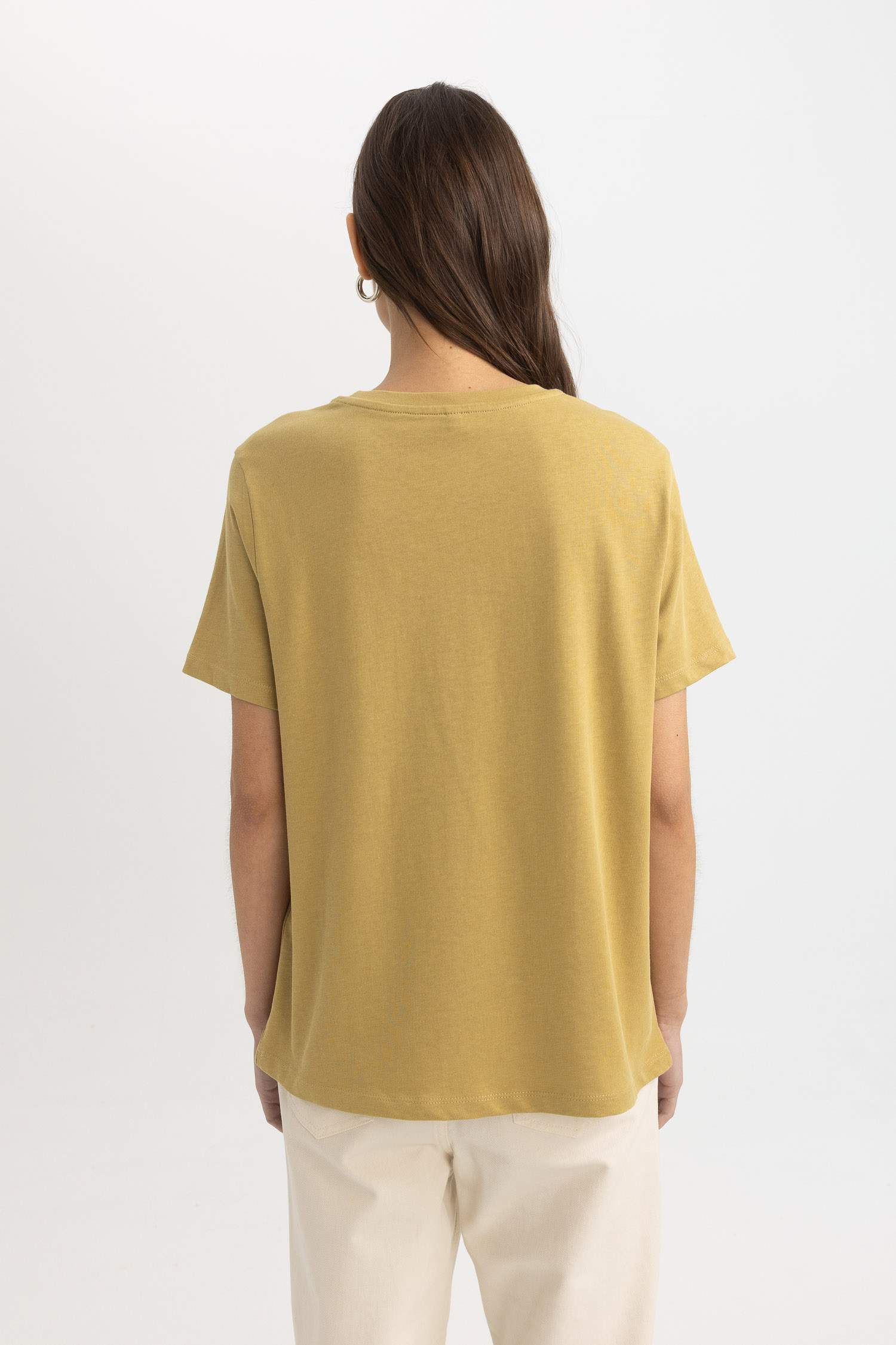 تيشيرت نص كم سامبل برقبة مستديرة وقصة عادية