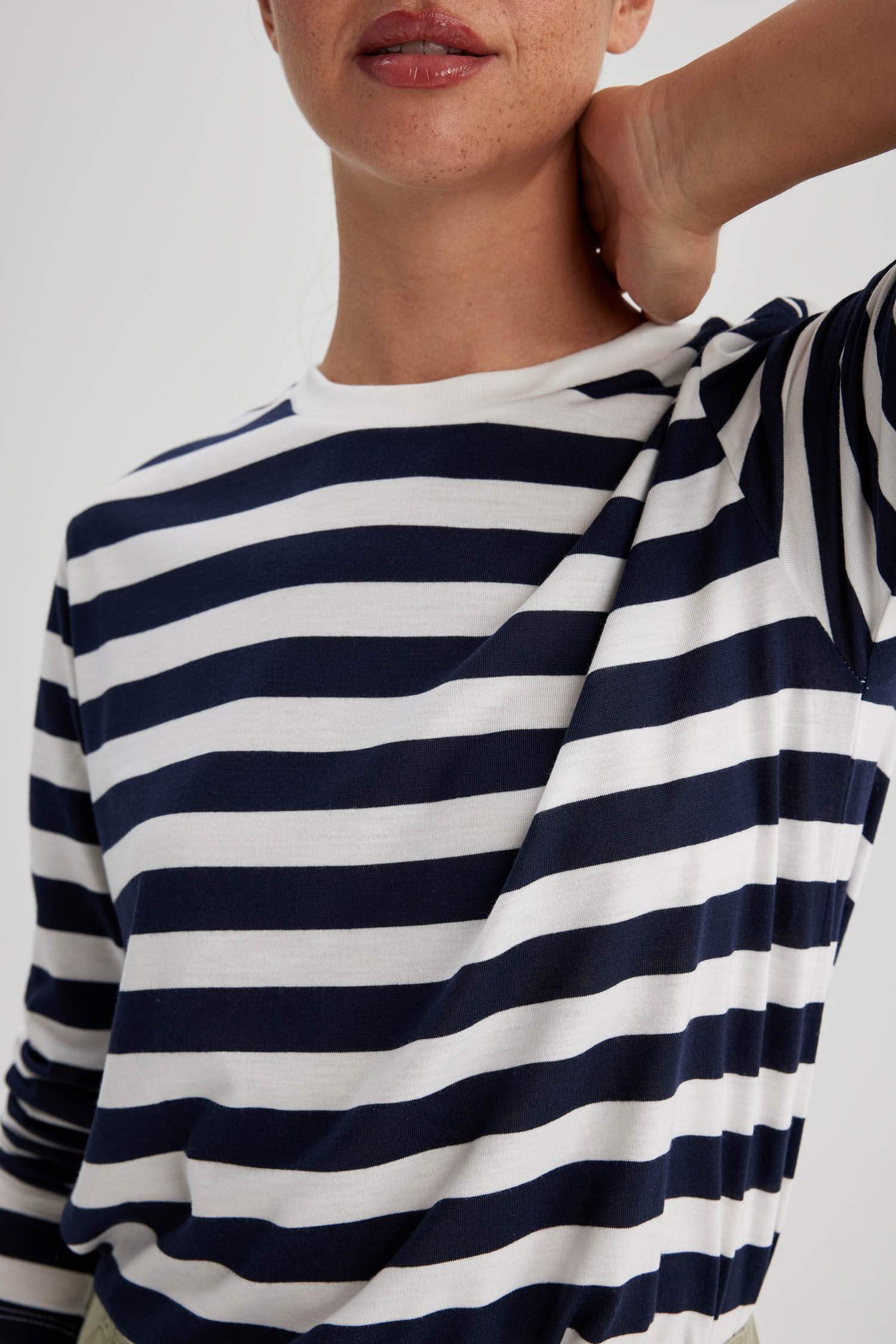 дөңгелек жаға жолақ Ұзын жеңді футболка