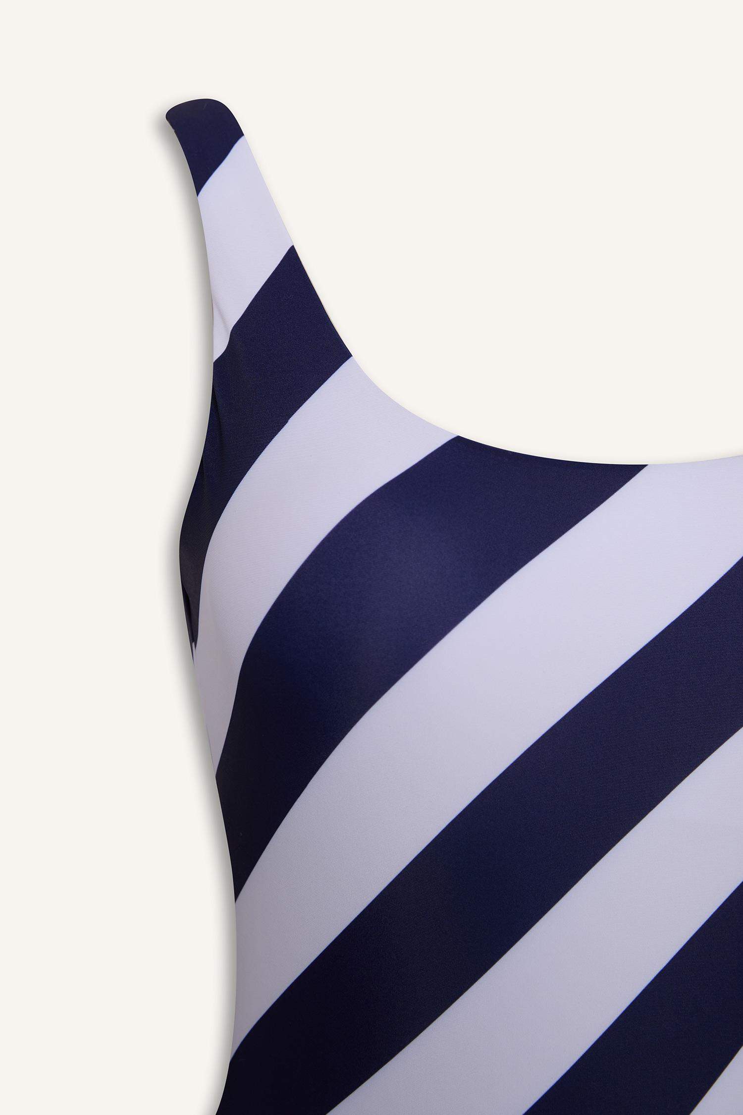 مايوه مخطط قصة عادية من Fall in Love