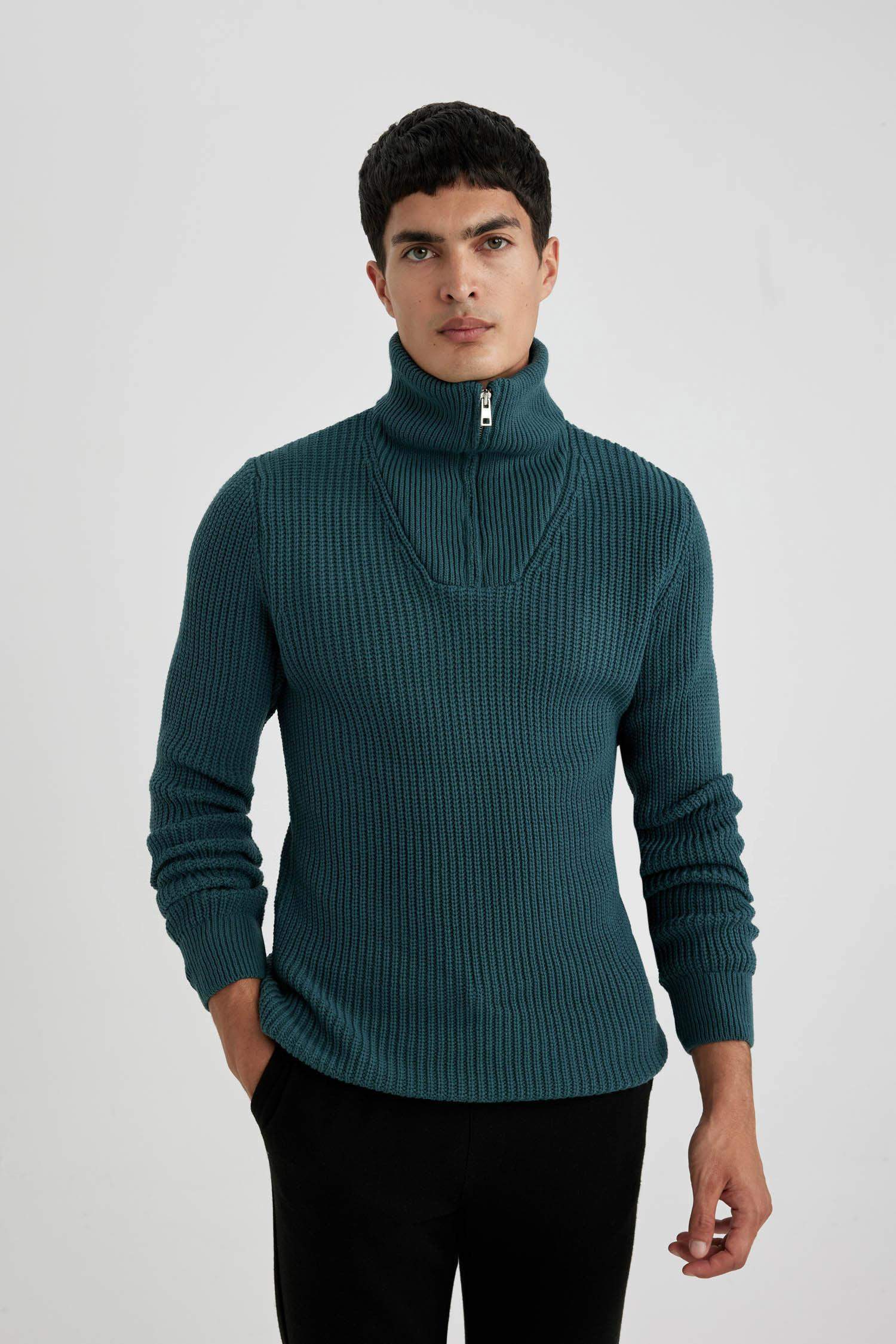 Standart Fit Dik Yaka Yarım Fermuarlı Selanik Kumaş Triko Kazak