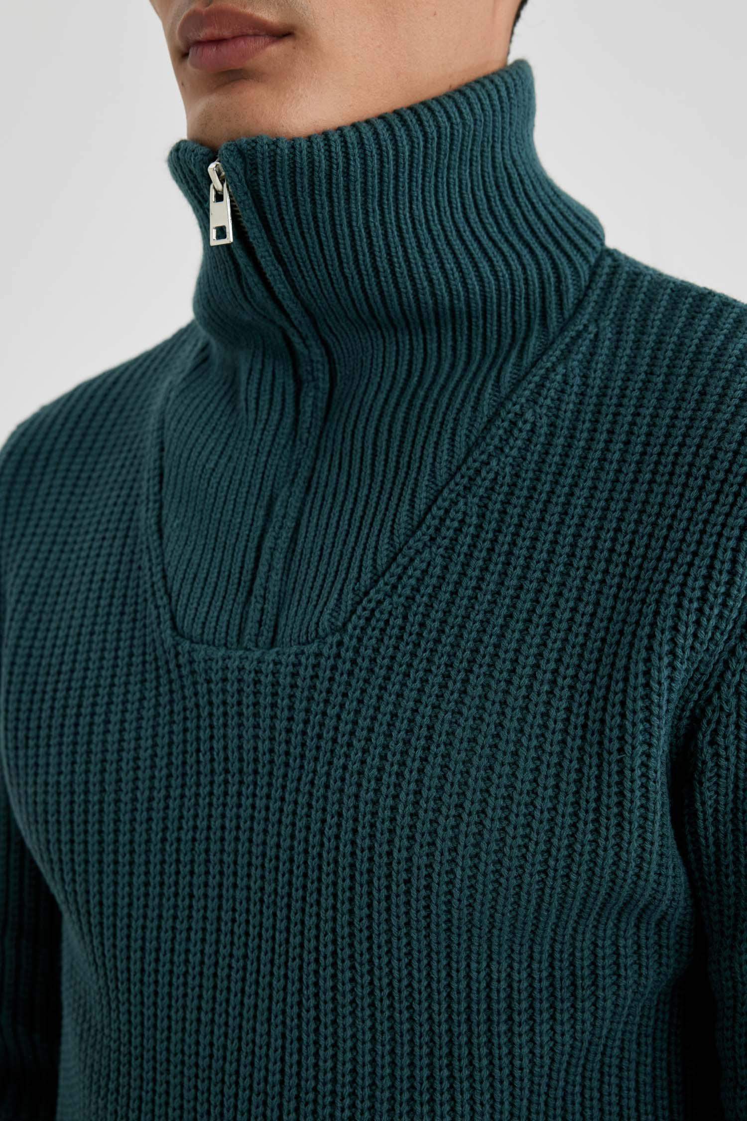 Standart Fit Dik Yaka Yarım Fermuarlı Selanik Kumaş Triko Kazak