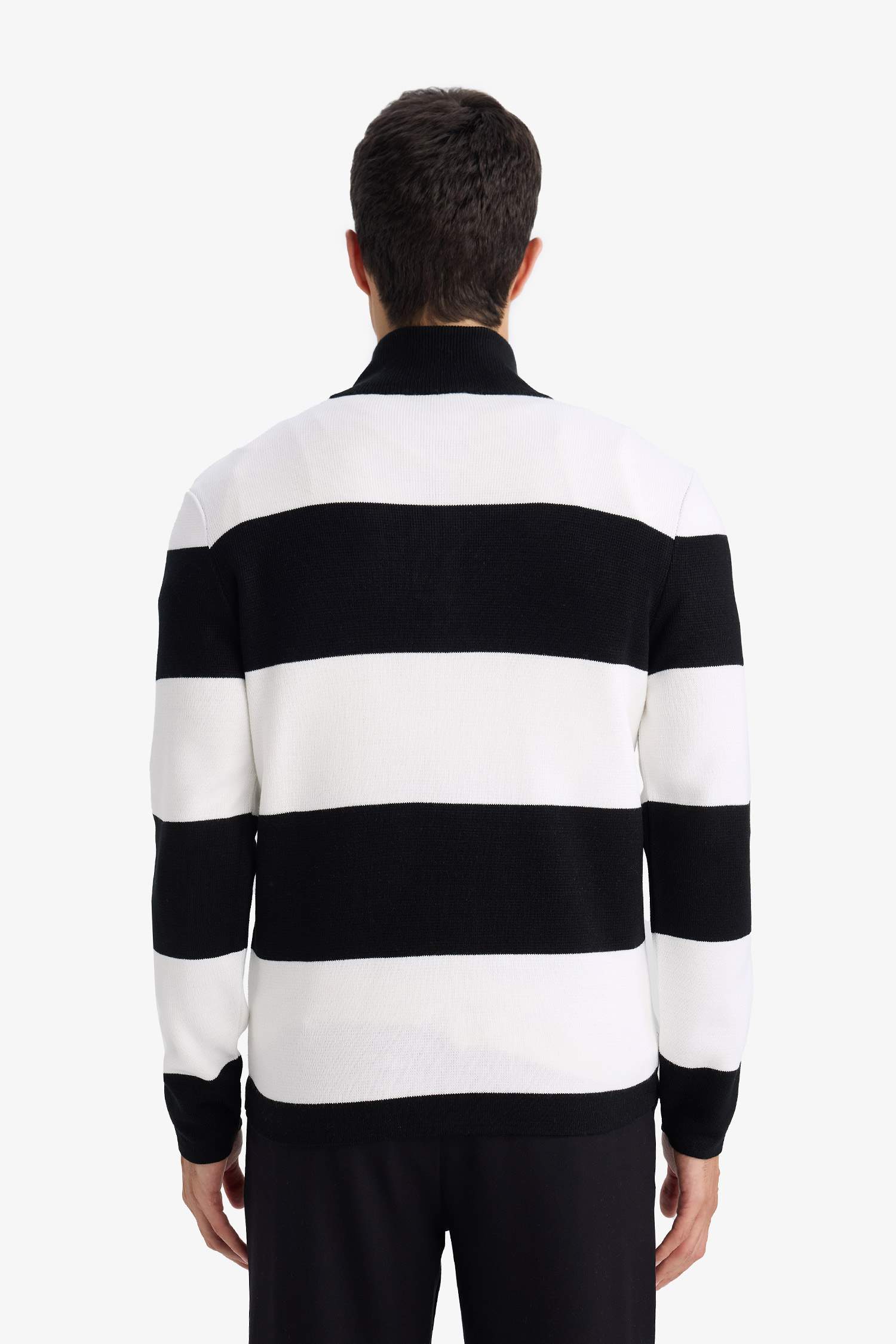 بلوفر تريكو قصة عادية