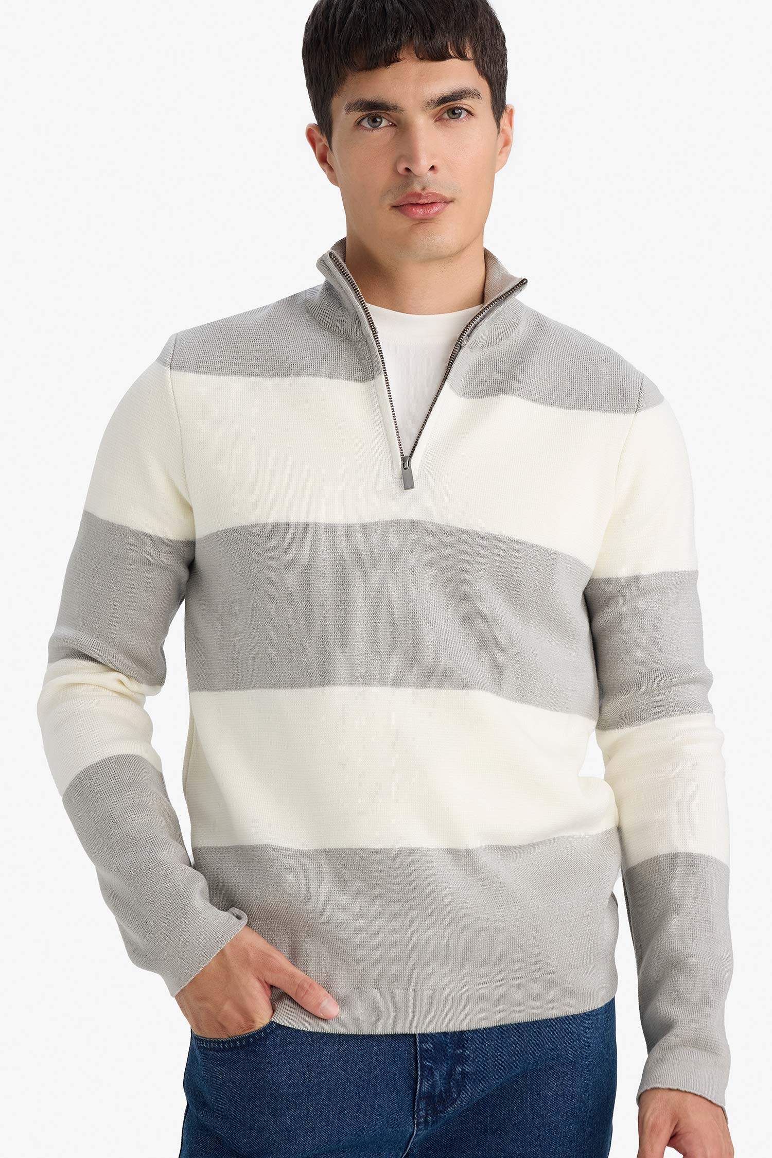 بلوفر تريكو قصة عادية بياقة نص سوسته