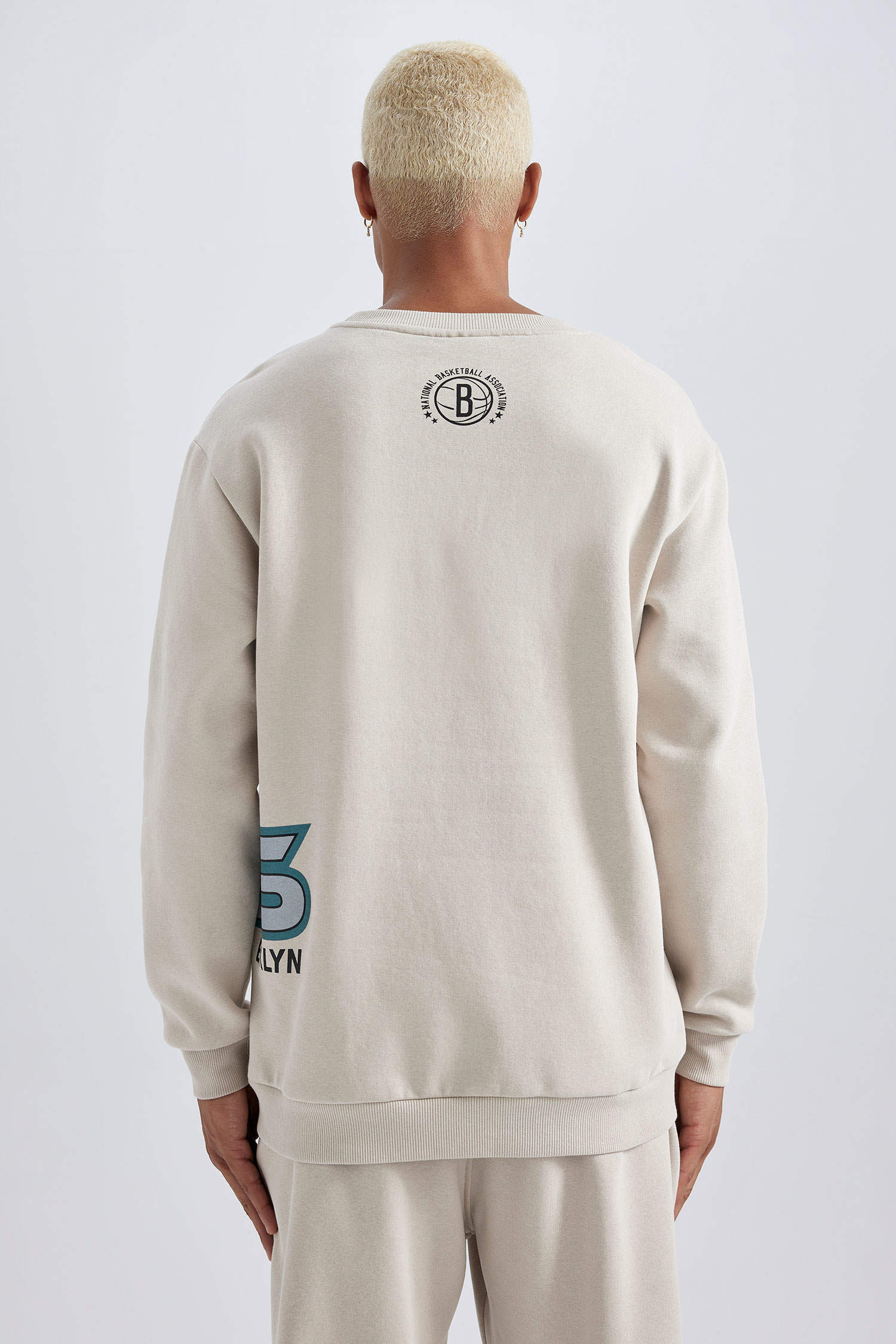 Black MAN Standard Fit Brooklyn Nets Licensed Long Sleeve Sweatshirt  2901059