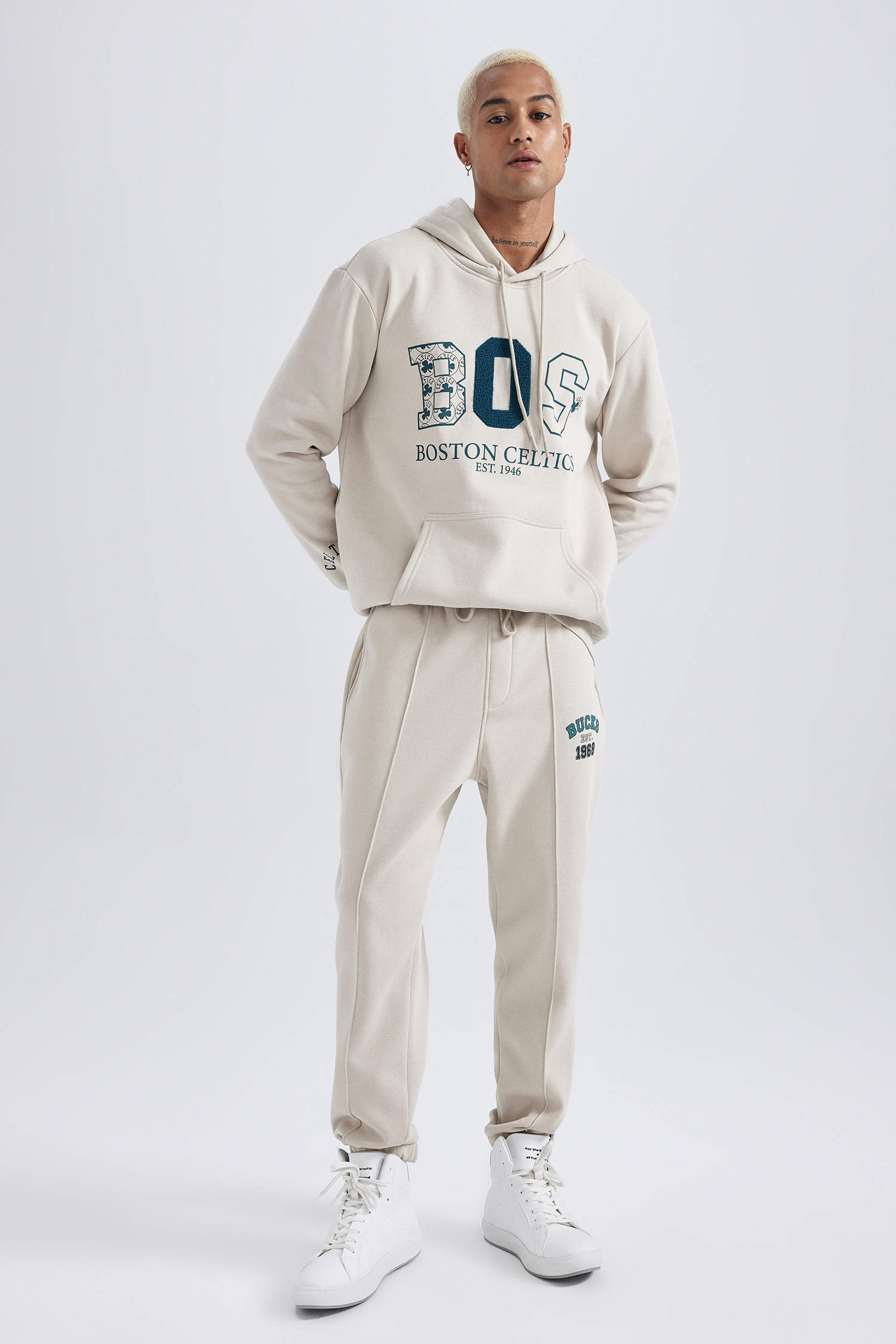 Ecru MAN Standard Fit Boston Celtics Licensed Long Sleeve Sweatshirt  2897706