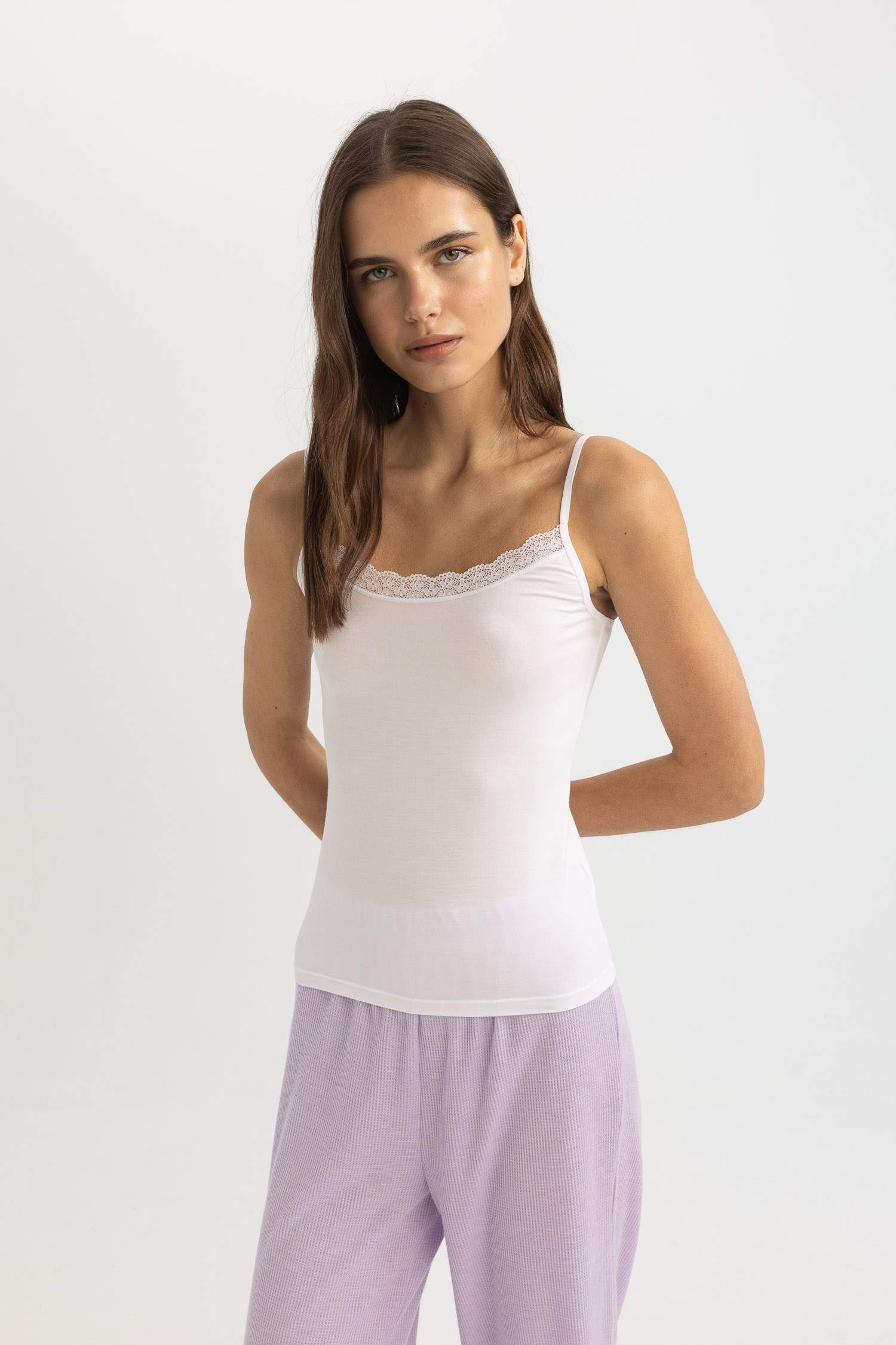 أندر شيرت ابيض بحمالات قصة عادية من Fall in Love